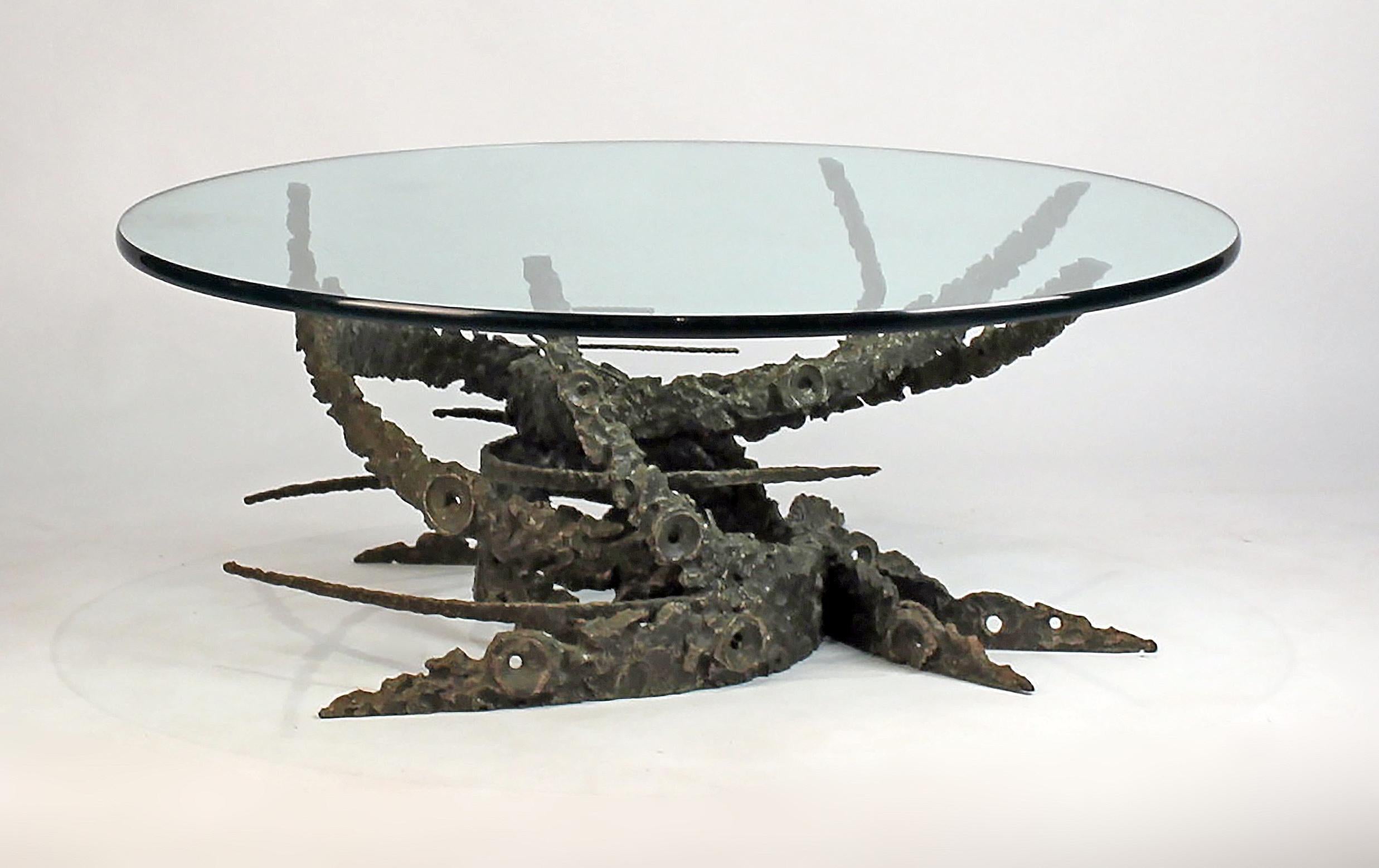 Américain Table basse ronde sculpturale « Swirl » en bronze moulé et soudé de Daniel Gluck en vente