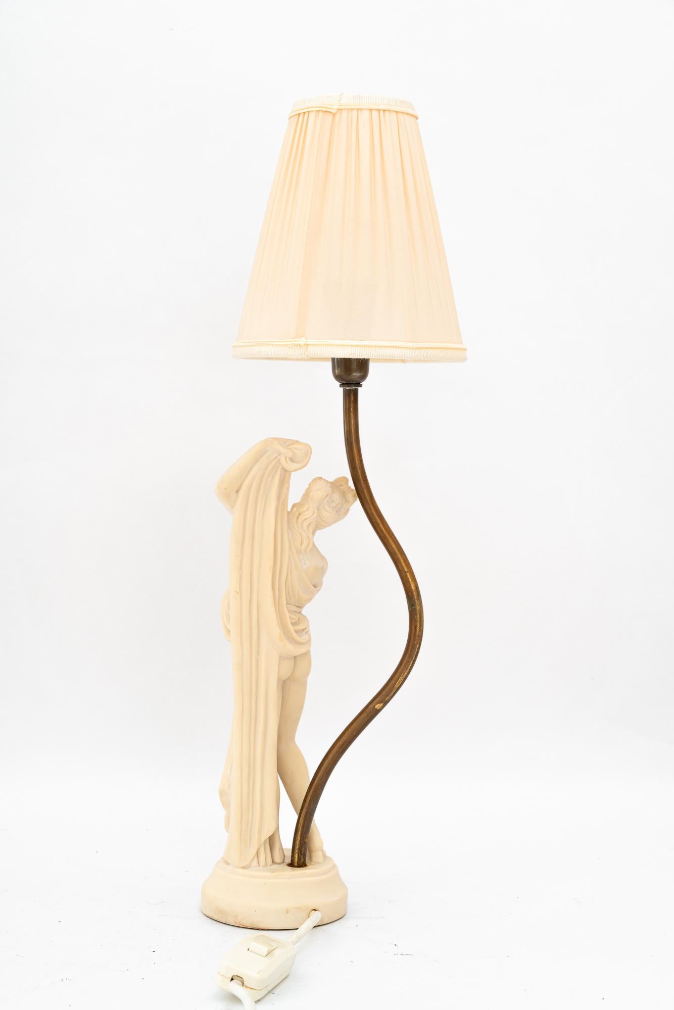 cast artificial marble table lamp with fabric shade vienna around 1960s In Good Condition For Sale In Wien, AT