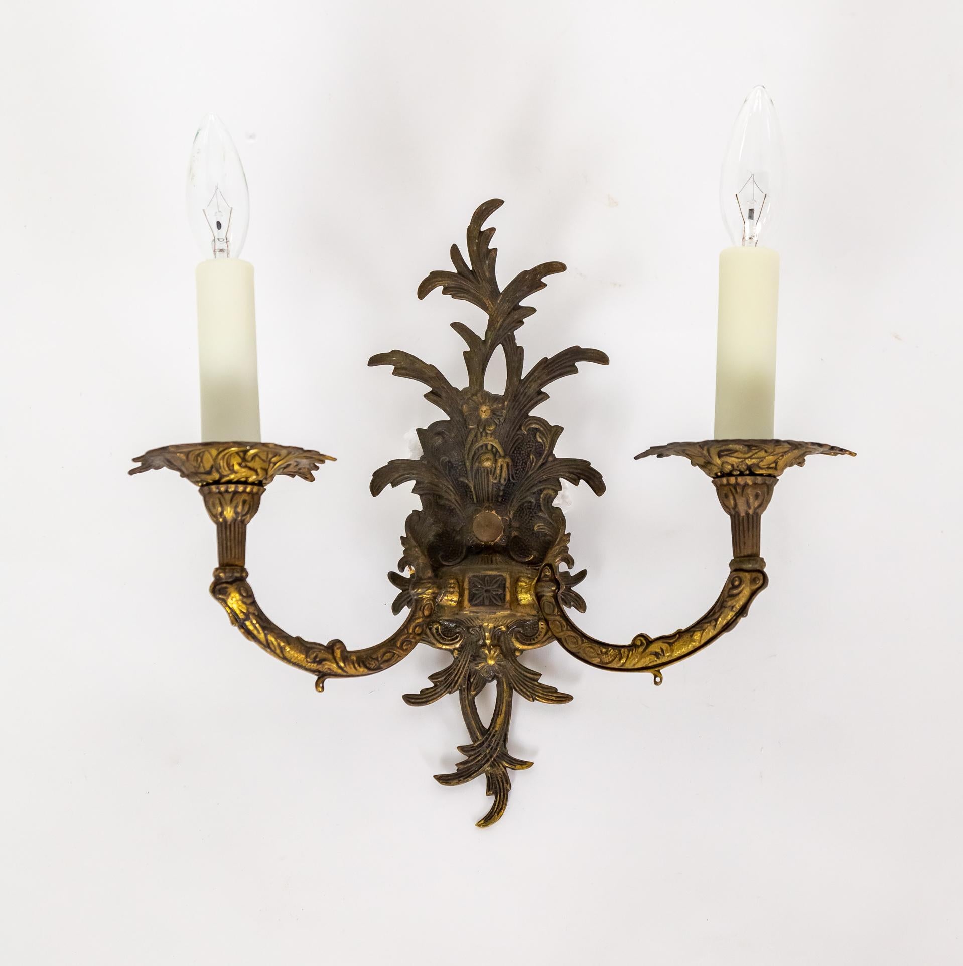 Lámpara de 2 luces con hojas de acanto de latón fundido en venta 4