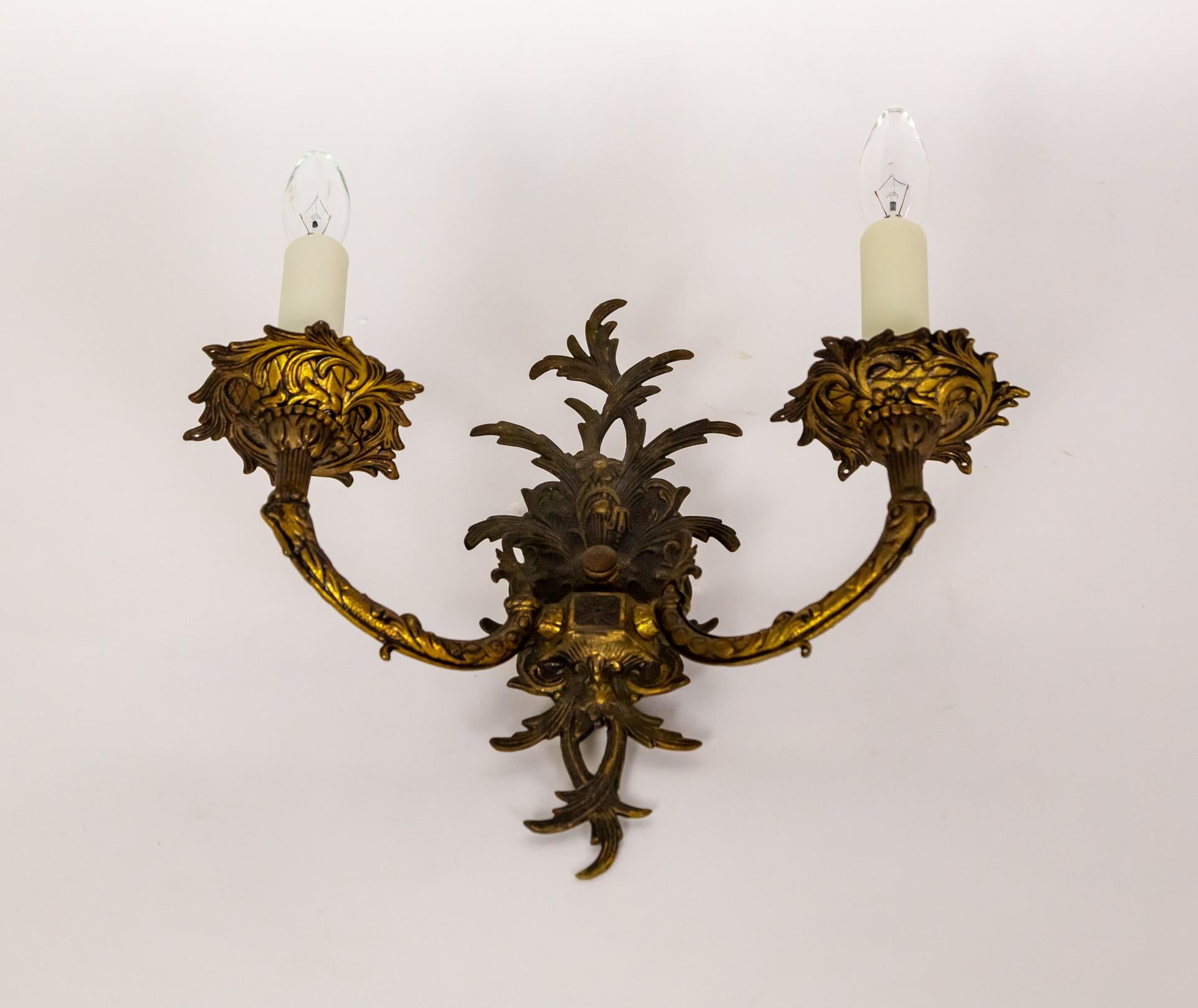 Lámpara de 2 luces con hojas de acanto de latón fundido Victoriano en venta