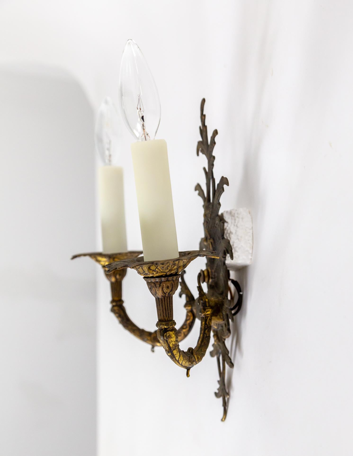 Lámpara de 2 luces con hojas de acanto de latón fundido mediados del siglo XX en venta