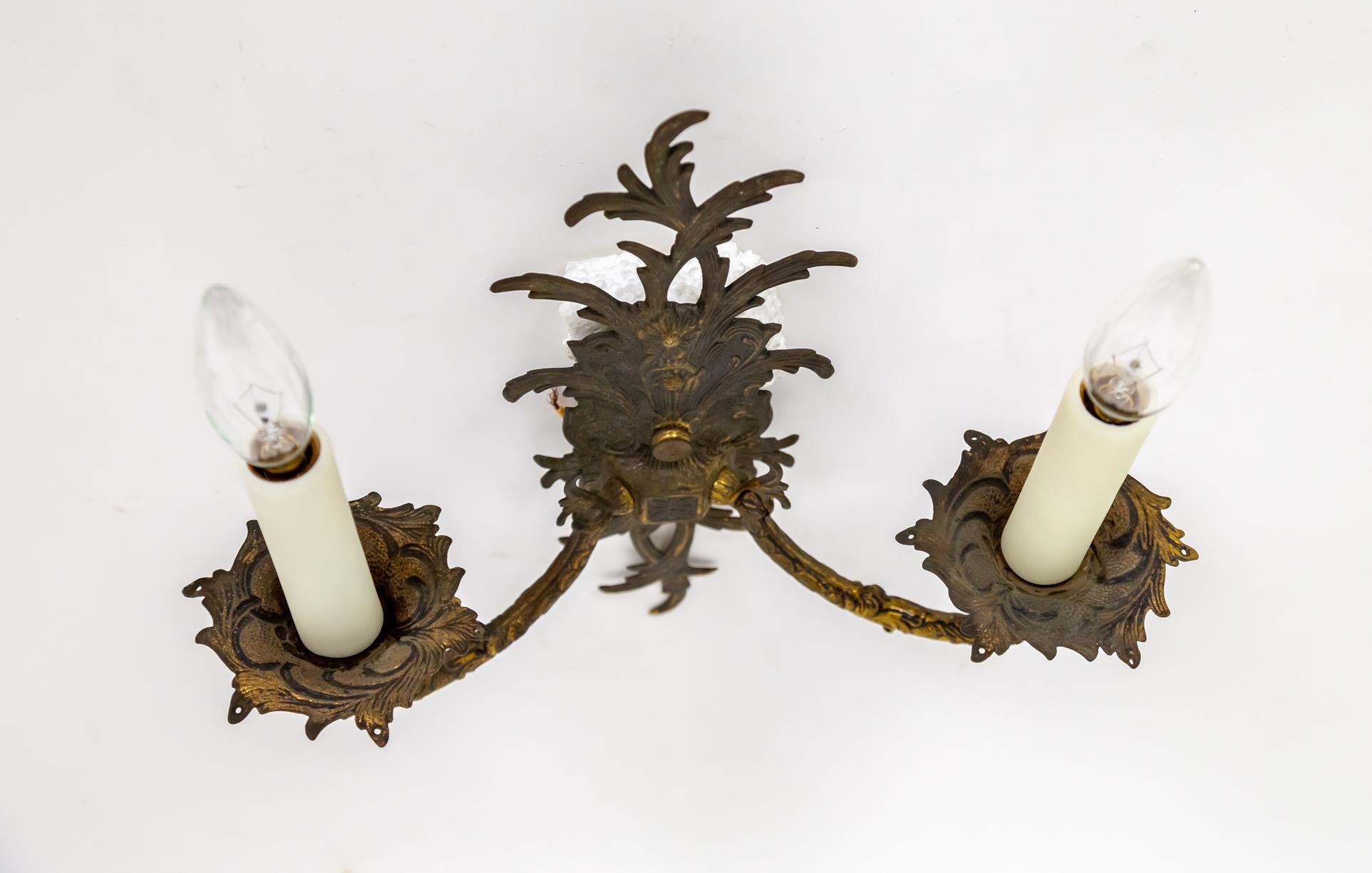 Lámpara de 2 luces con hojas de acanto de latón fundido Latón en venta
