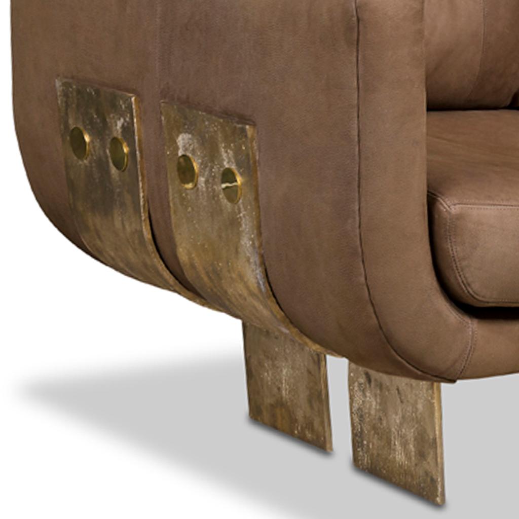 Das Primal-Sofa ist Teil der Primal-Kollektion, die von Egg Designs entworfen und in Südafrika hergestellt wird.
Dieses Sofa im brutalistischen Stil wurde von der rauen, brutalen Schönheit Afrikas inspiriert.
Das Bein aus massivem Messingguss, das