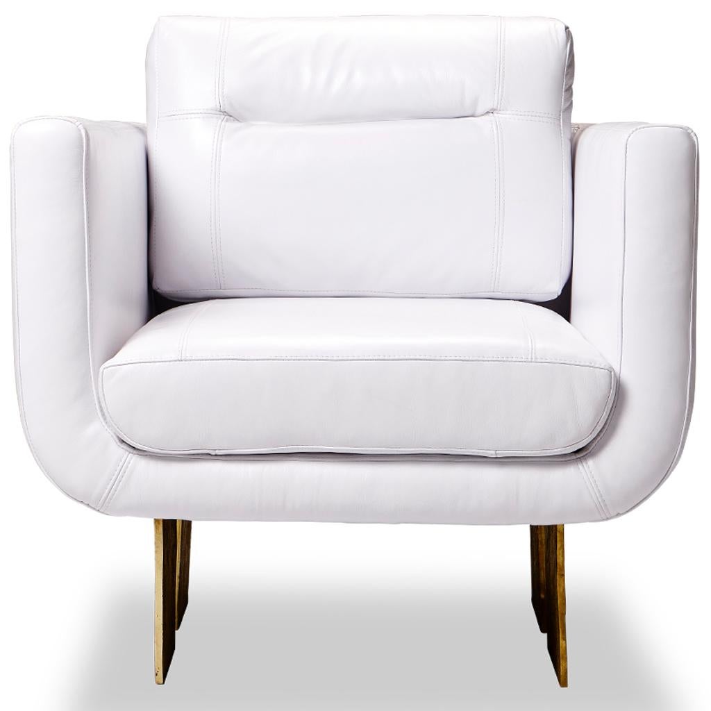 The white leather Primal lounge chair, a quintessential masterpiece from Egg Designs that stands as an icon of contemporary design. Versatile and striking, it seamlessly integrates into Minimalist, Modern, or Mid-century modern interiors with