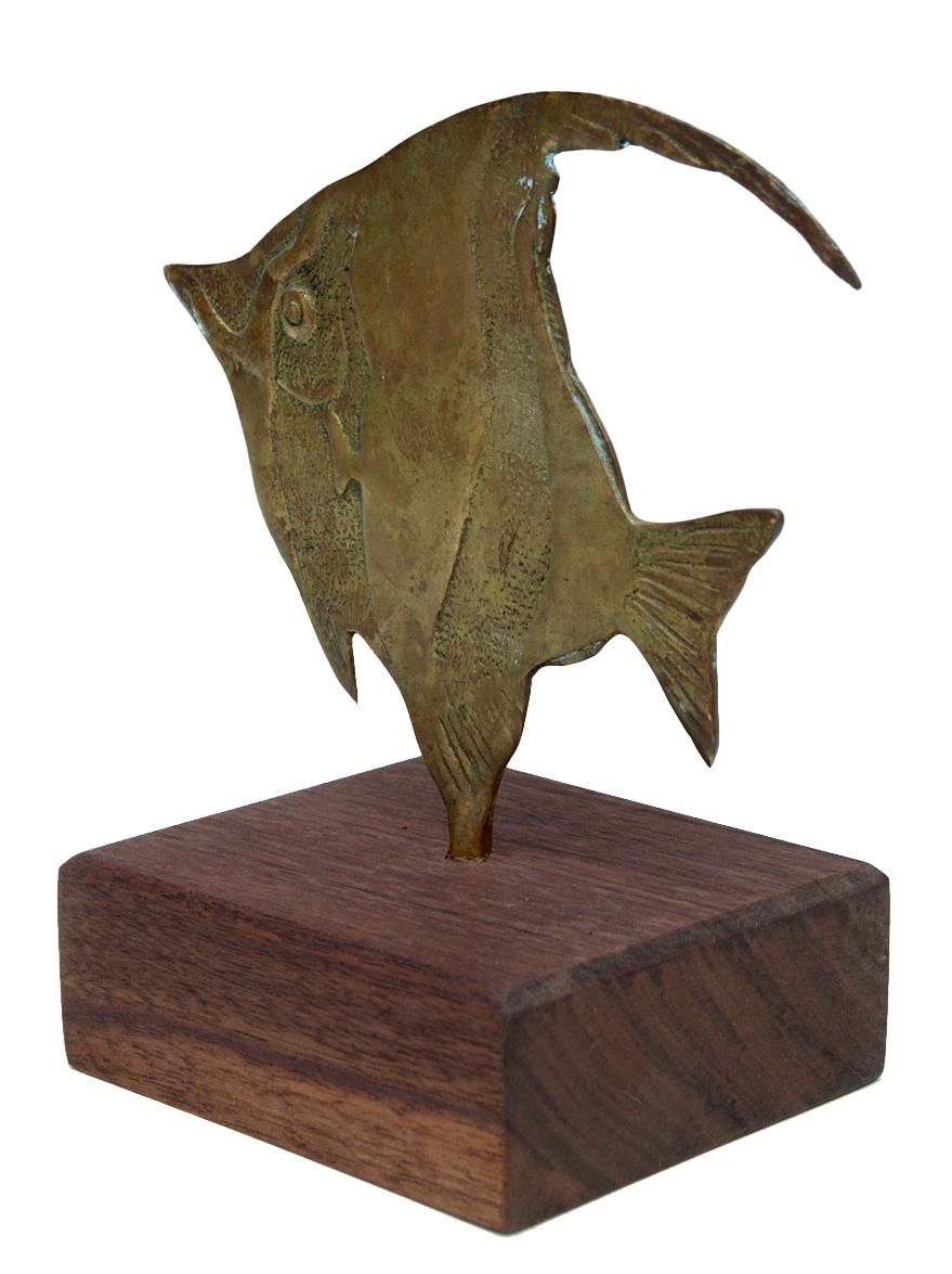 Cast Brass Angelfish Mounted on Walnut Stand In Good Condition For Sale In Malibu, CA