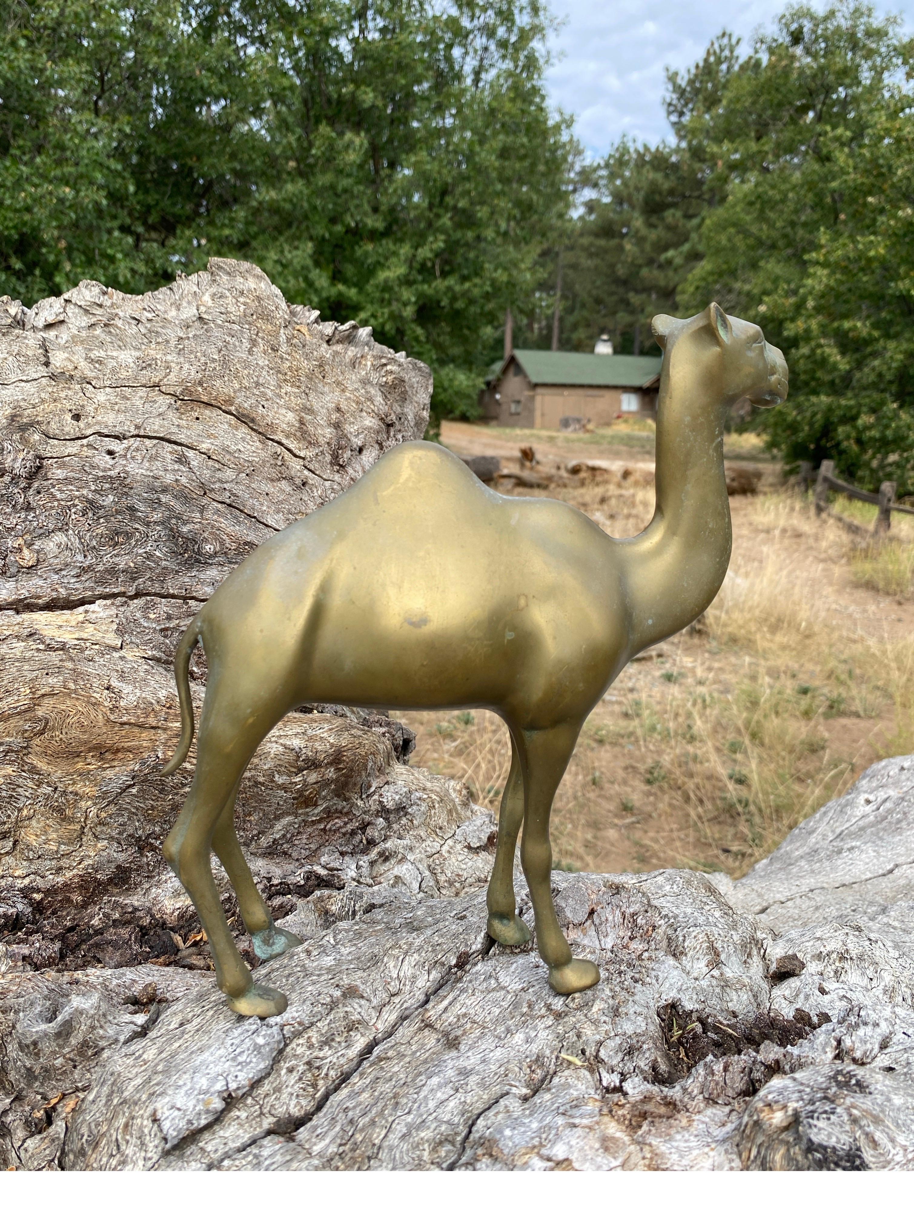 Coreano Figurina di cammello dromedario arabo con una gobba in ottone fuso in vendita