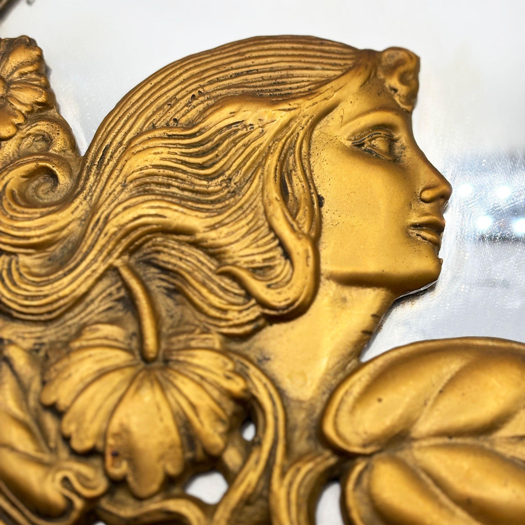 Americano Specchio da parete rotondo in ottone fuso in stile Art Nouveau con ritratto di donna in edera in vendita