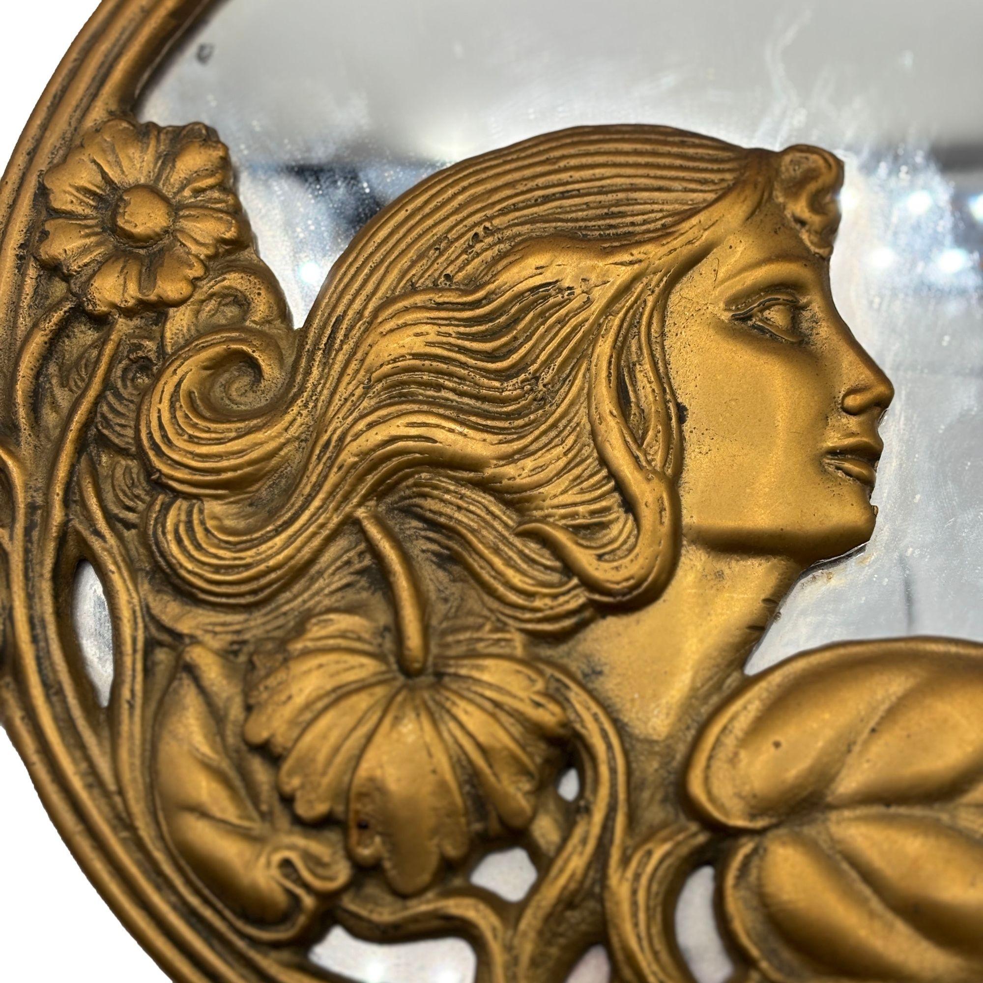 Specchio da parete rotondo in ottone fuso in stile Art Nouveau con ritratto di donna in edera In condizioni ottime in vendita a Van Nuys, CA