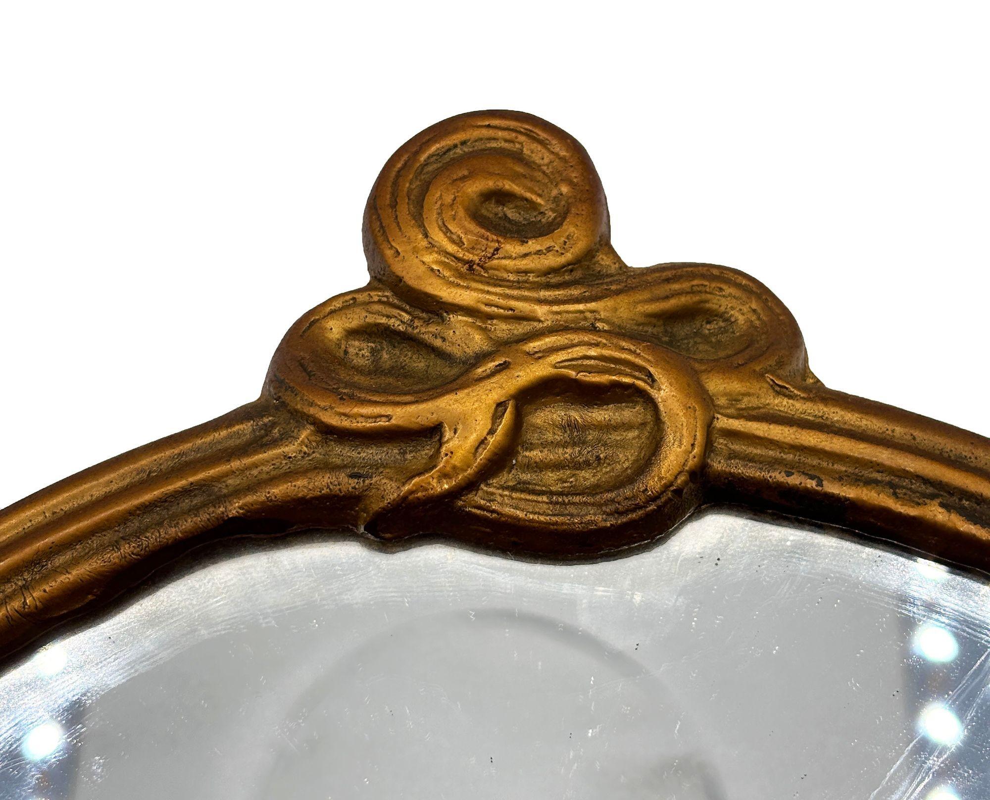 Inizio XX secolo Specchio da parete rotondo in ottone fuso in stile Art Nouveau con ritratto di donna in edera in vendita