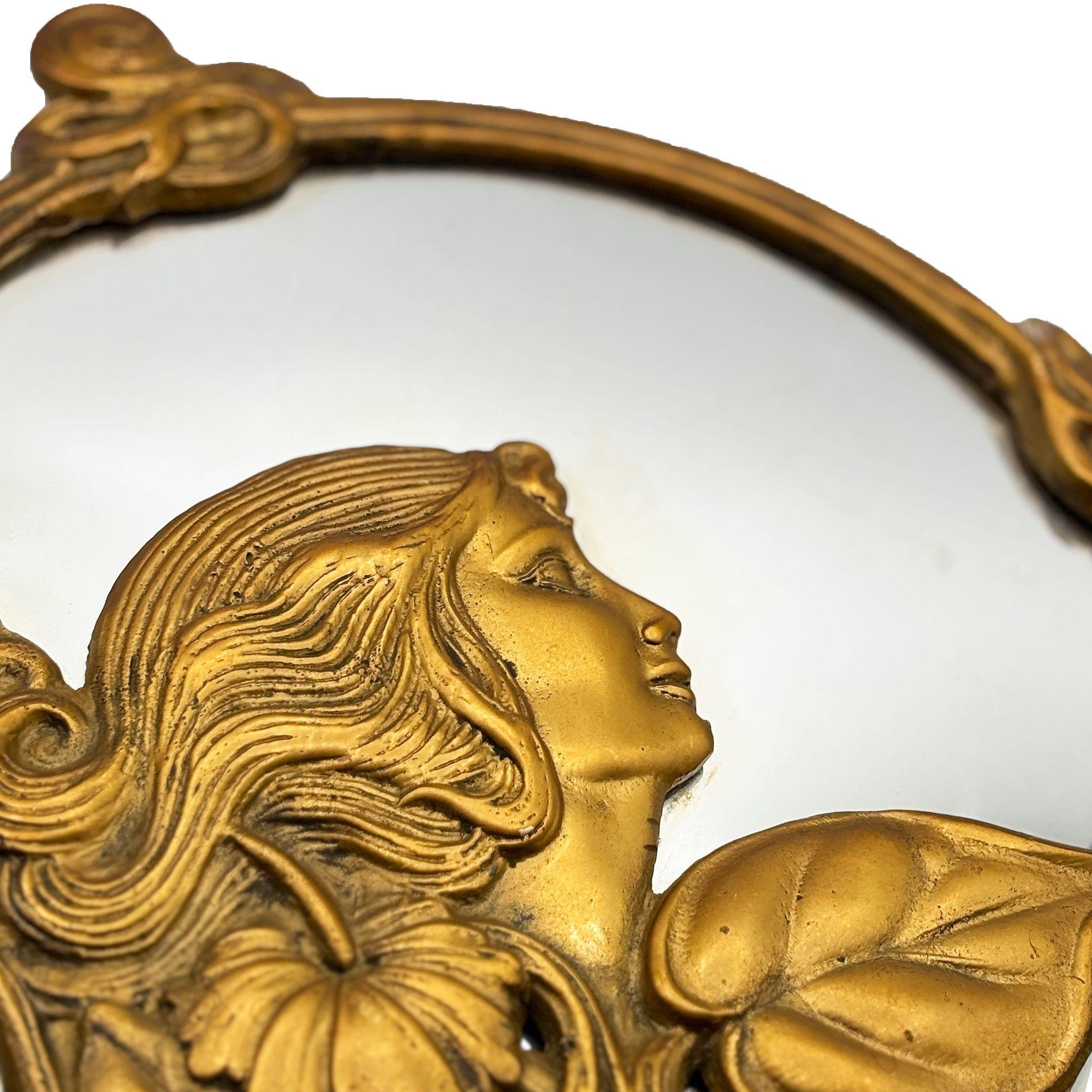 Specchio da parete rotondo in ottone fuso in stile Art Nouveau con ritratto di donna in edera in vendita 1