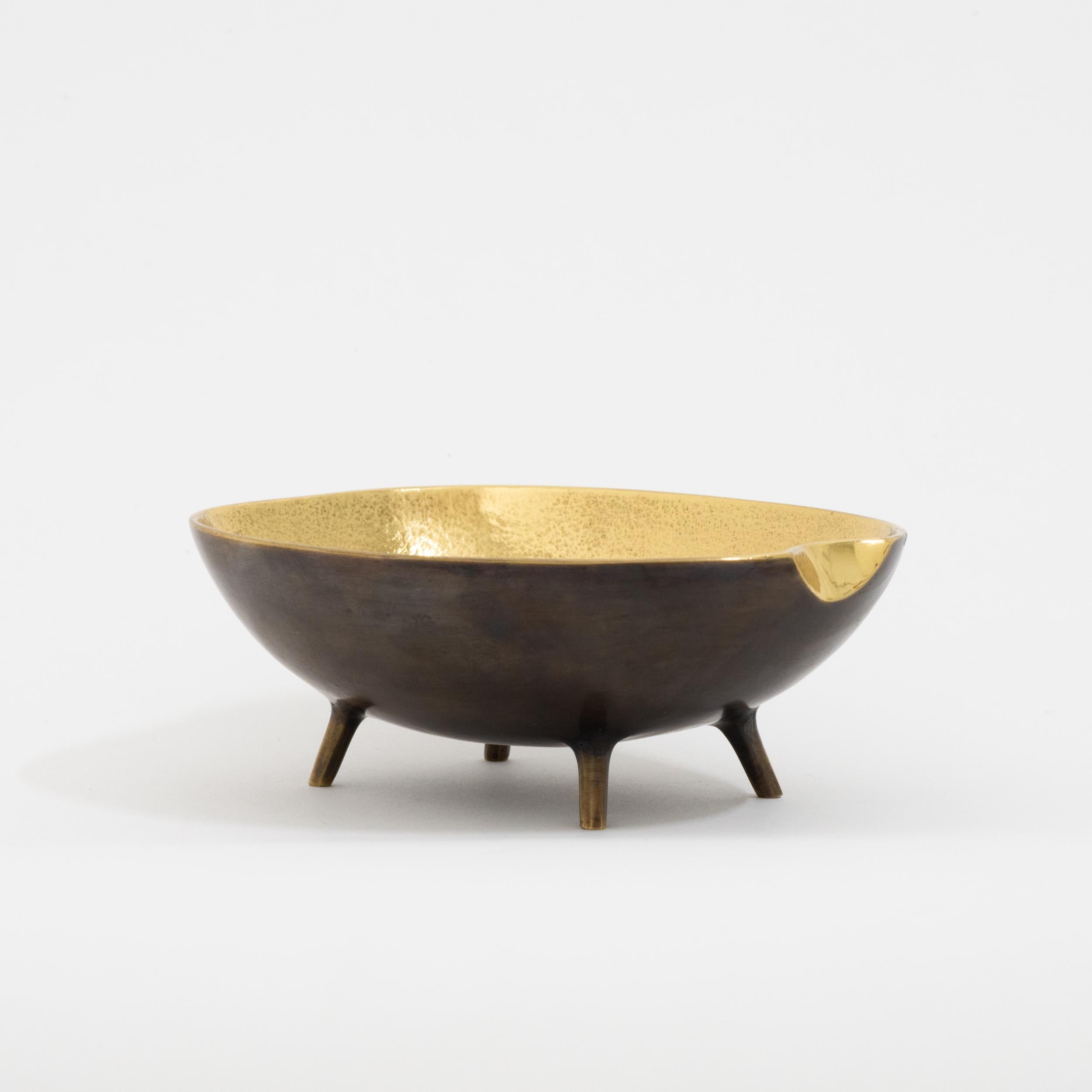 Organic Modern Cast Brass Decorative Bowl with Legs, Vide-poche, with Bronze Patina For Sale