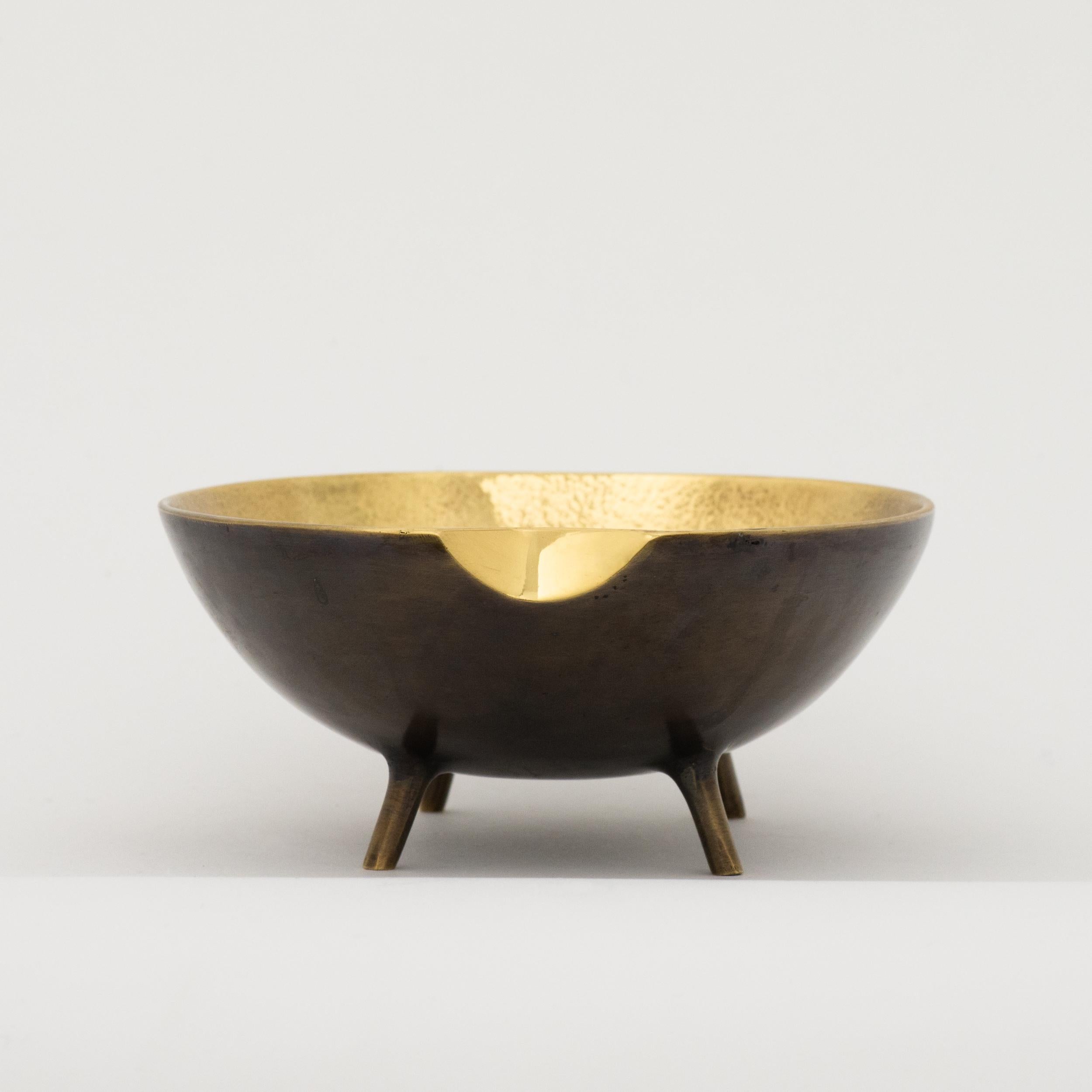 Patinated Cast Brass Decorative Bowl with Legs, Vide-poche, with Bronze Patina For Sale