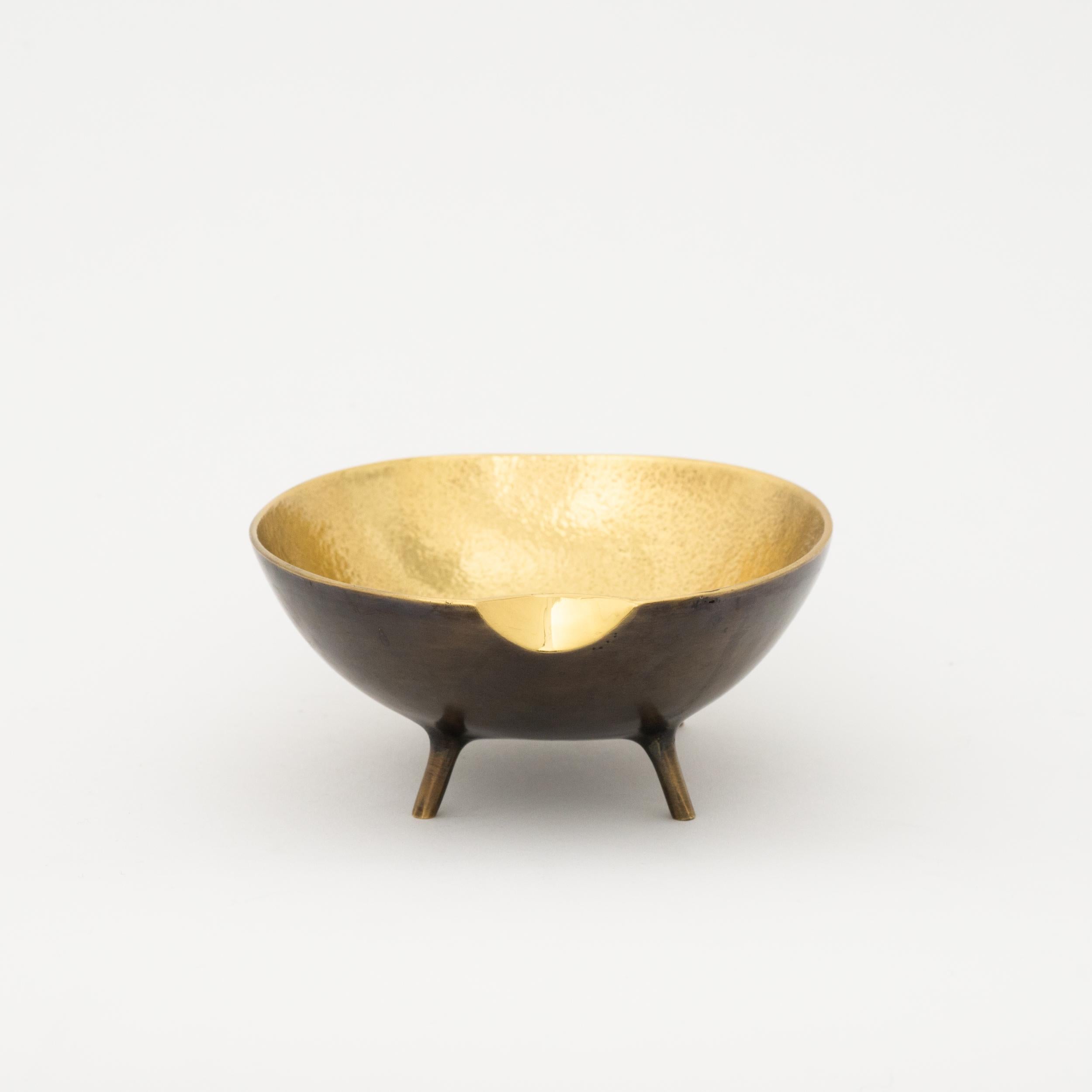 Cast Brass Decorative Bowl with Legs, Vide-poche, with Bronze Patina In New Condition For Sale In London, GB