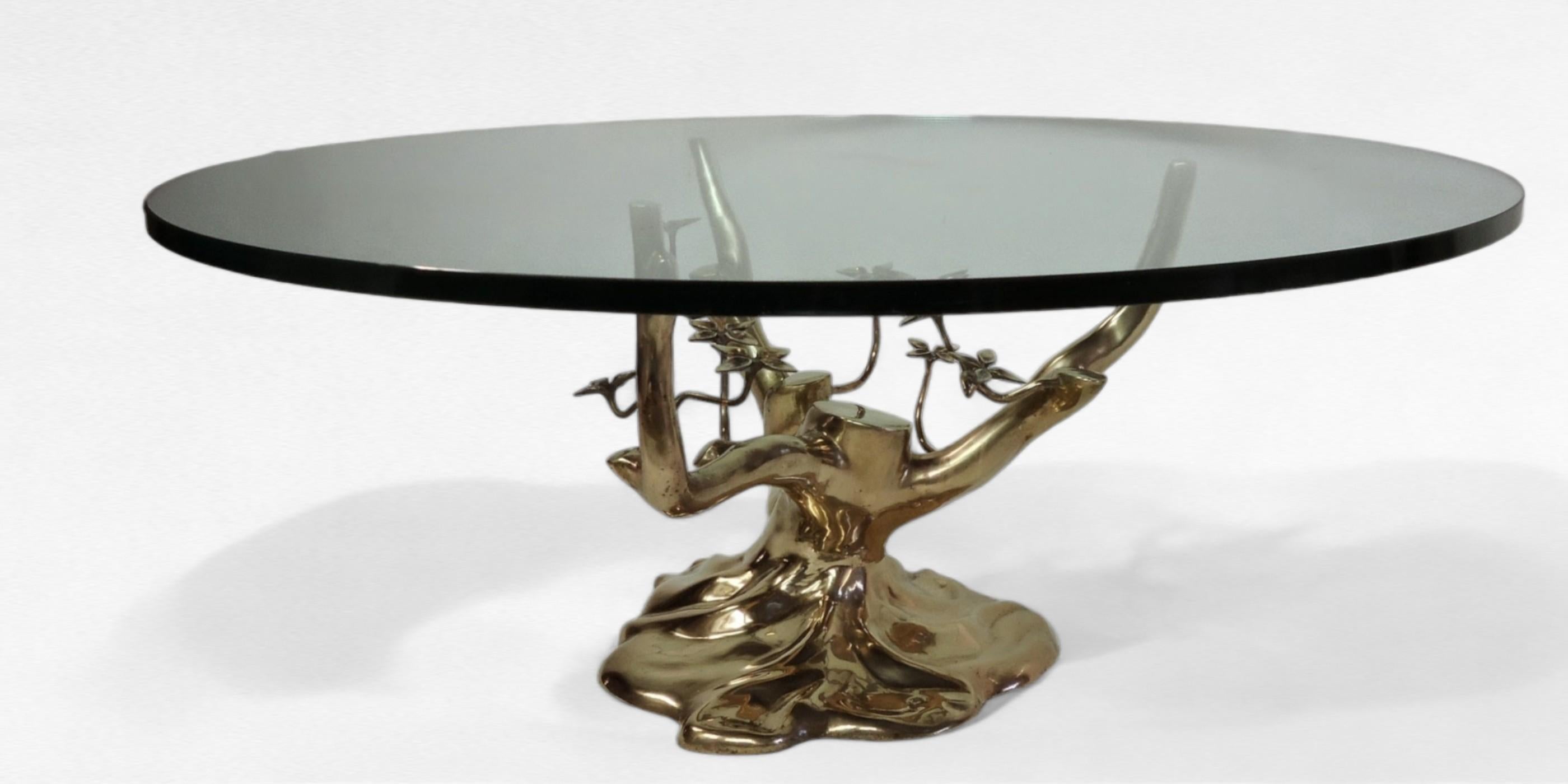 Base de tronc de bonsaï en laiton moulé poli, attribuée au designer belge Willy Daros. 
Magnifiquement exécuté.
La table est en bon état avec une usure typique de son âge.