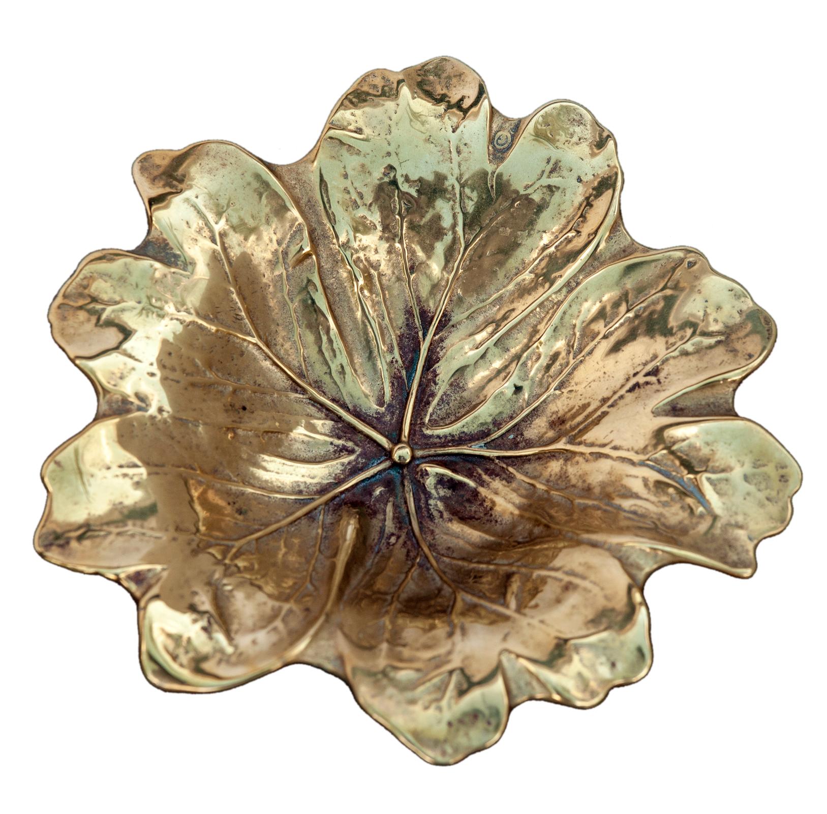 Gold toned brass Mayapple leaf tray.
The Mayapple is unique in that it has just 2 leaves & 1 flower. The large umbrella like leaves are very dramatic & unusual, for this reason Virginia Metalcrafter's showcased the leaf in the 1940's.
A very heavy