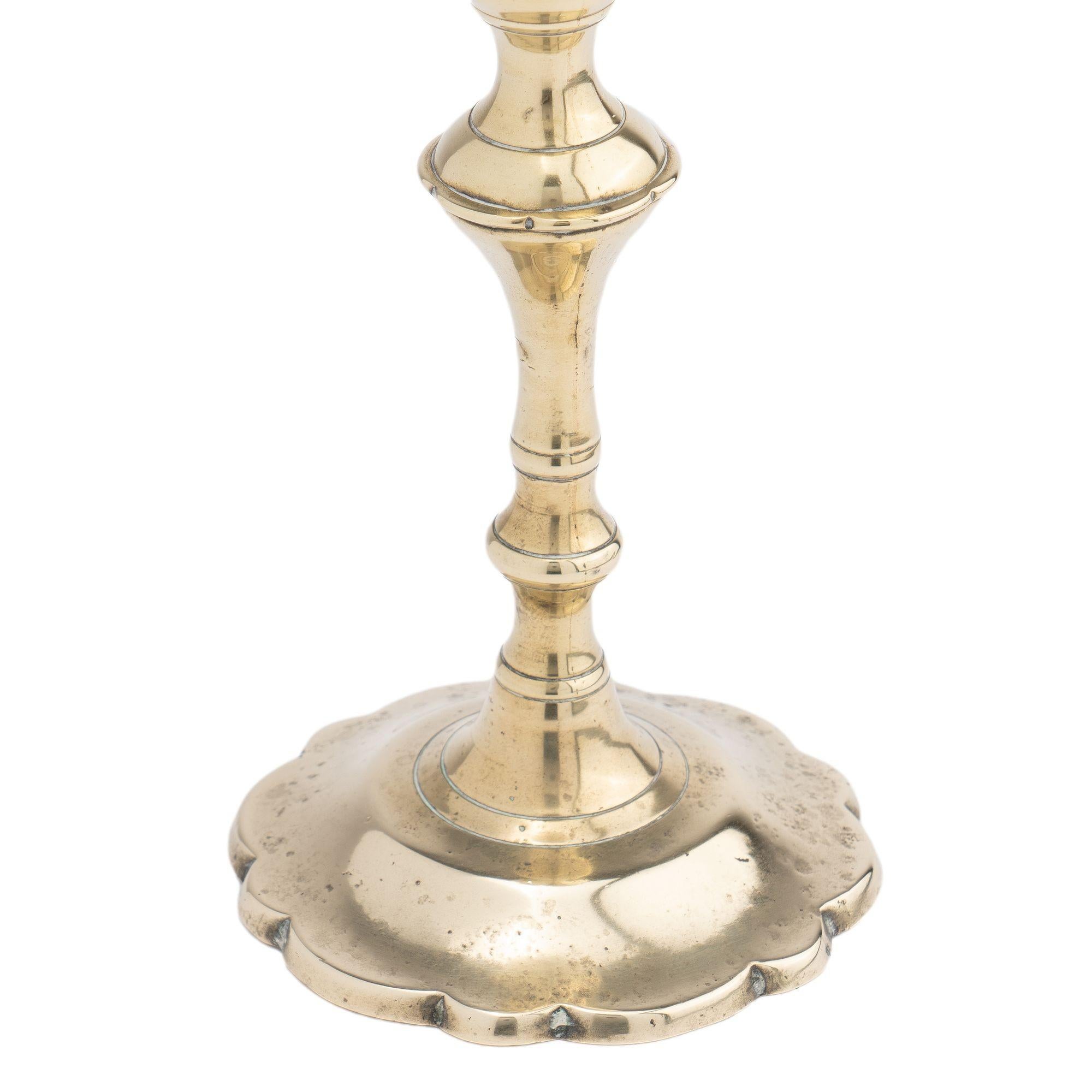 Cast brass Queen Anne petal base candlestick, c. 1760 In Good Condition For Sale In Kenilworth, IL