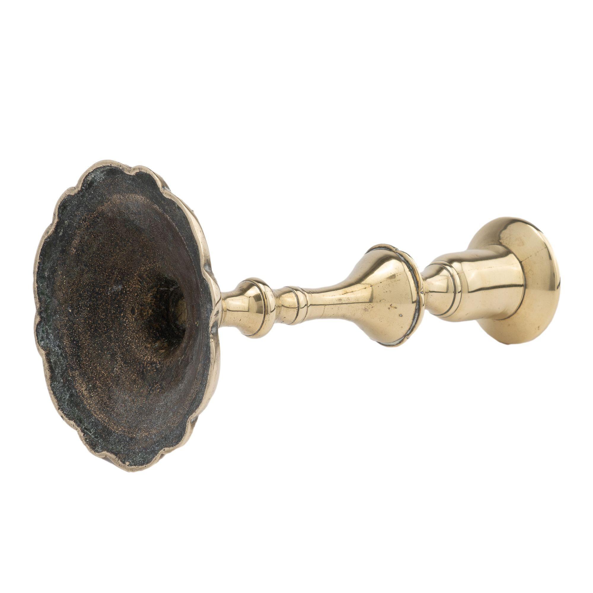 Ottone Candeliere con base a petali Queen Anne in ottone fuso, 1760 ca. in vendita