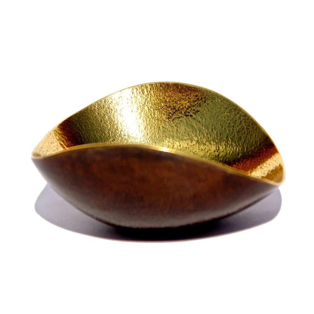 Indiano Vaschetta decorativa in ottone fuso Vide-poche con patina di bronzo in vendita