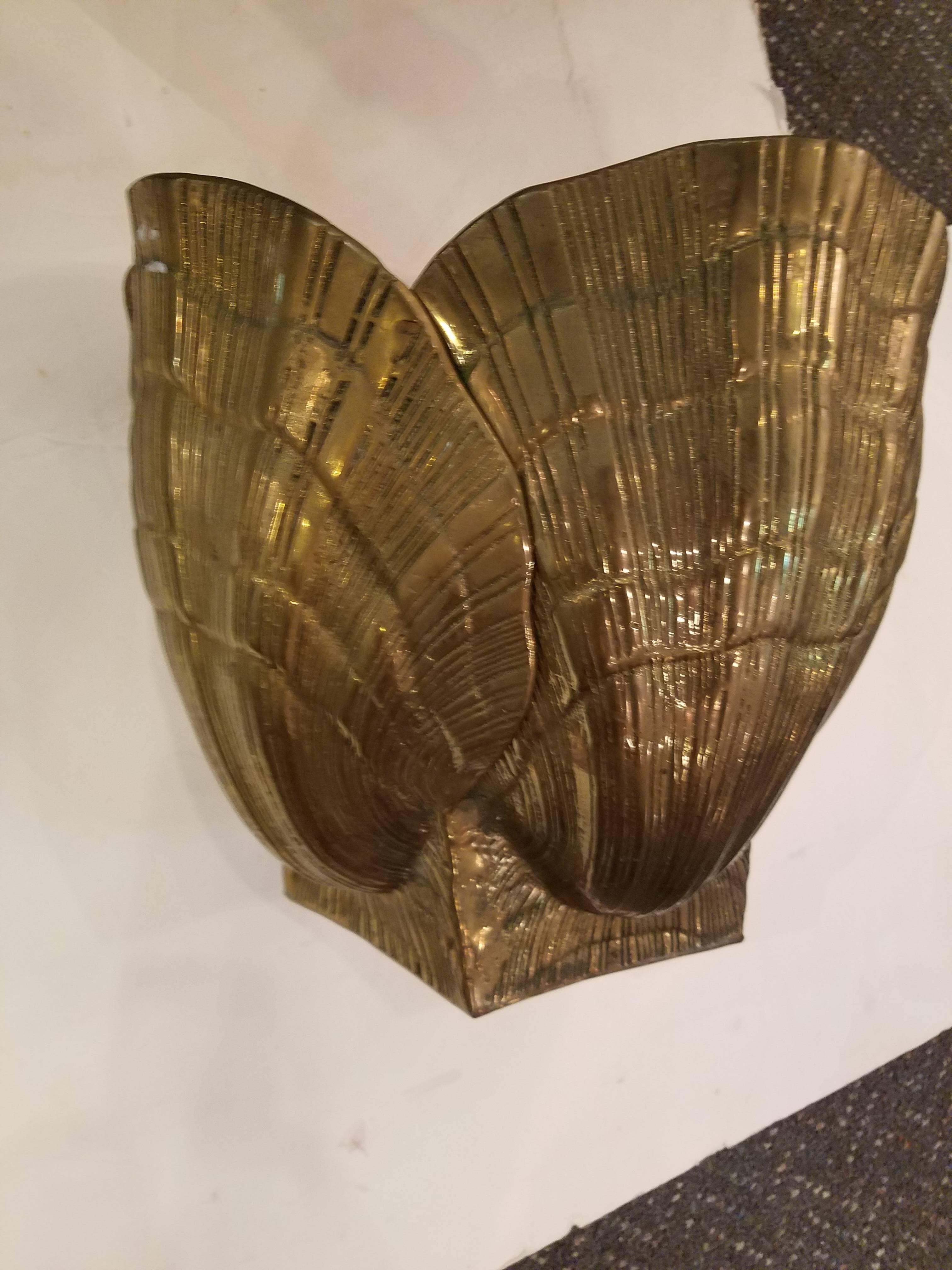 Finely detailed and nicely cast and a large size. Scallop shells are resting on a pentagonal base. Heavy solid brass, 1960s in excellent condition.
Measures: 13.5 W x 13.5 x 12