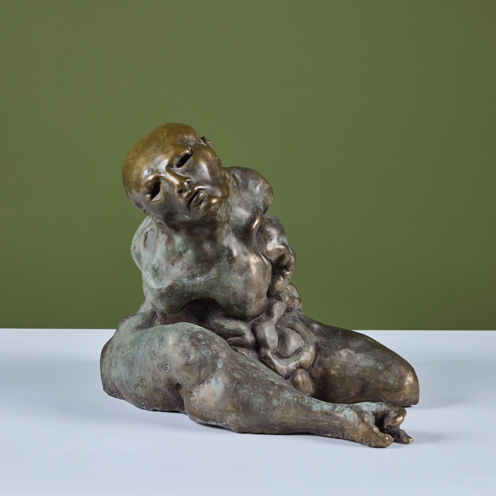 Questa scultura in bronzo fuso raffigura una figura maschile in posizione seduta contorta con uno sguardo vaporoso sul volto.

Dimensioni
16