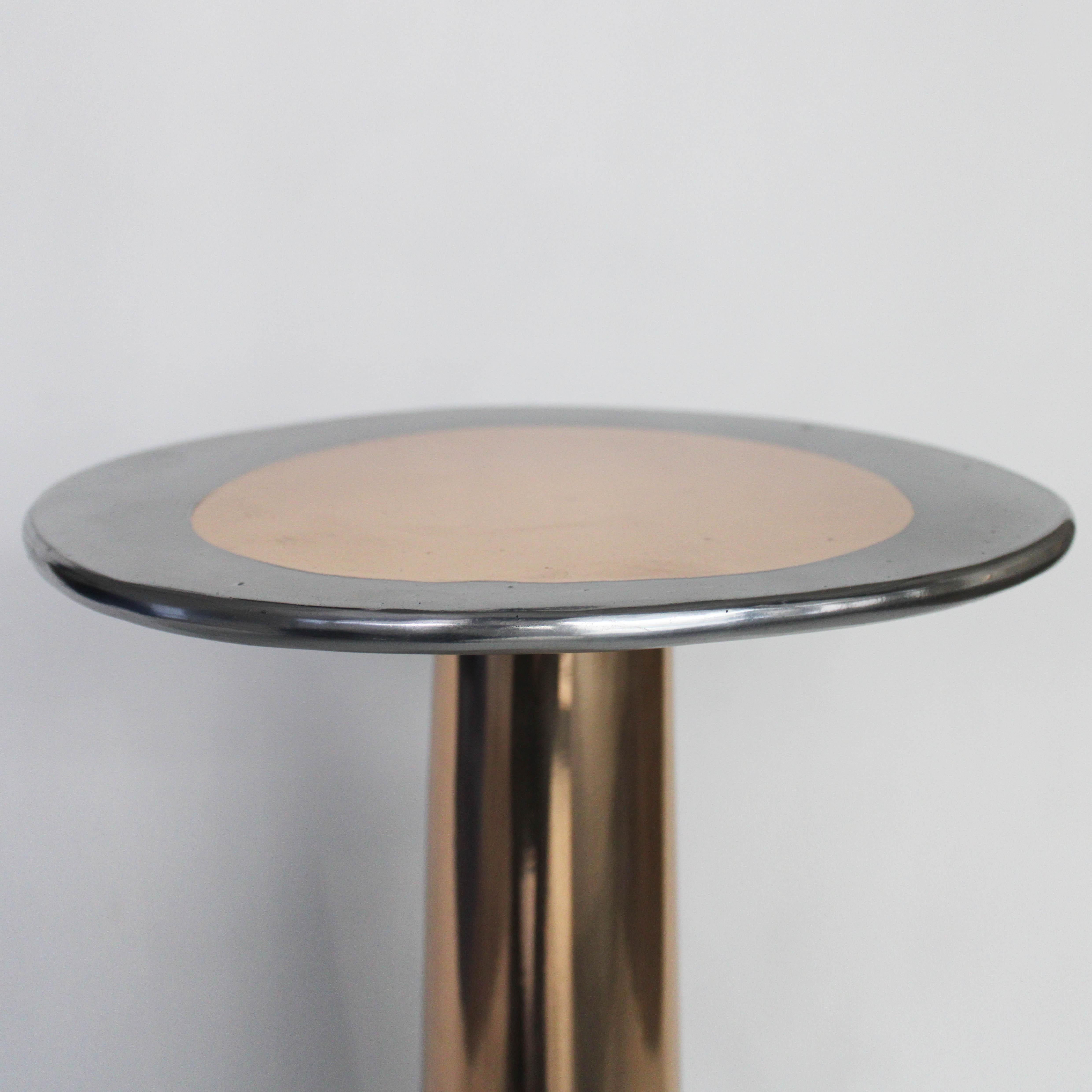 Kegel-Beistelltisch aus Bronzeguss und Aluminiumguss von Studio Sunt (Moderne) im Angebot