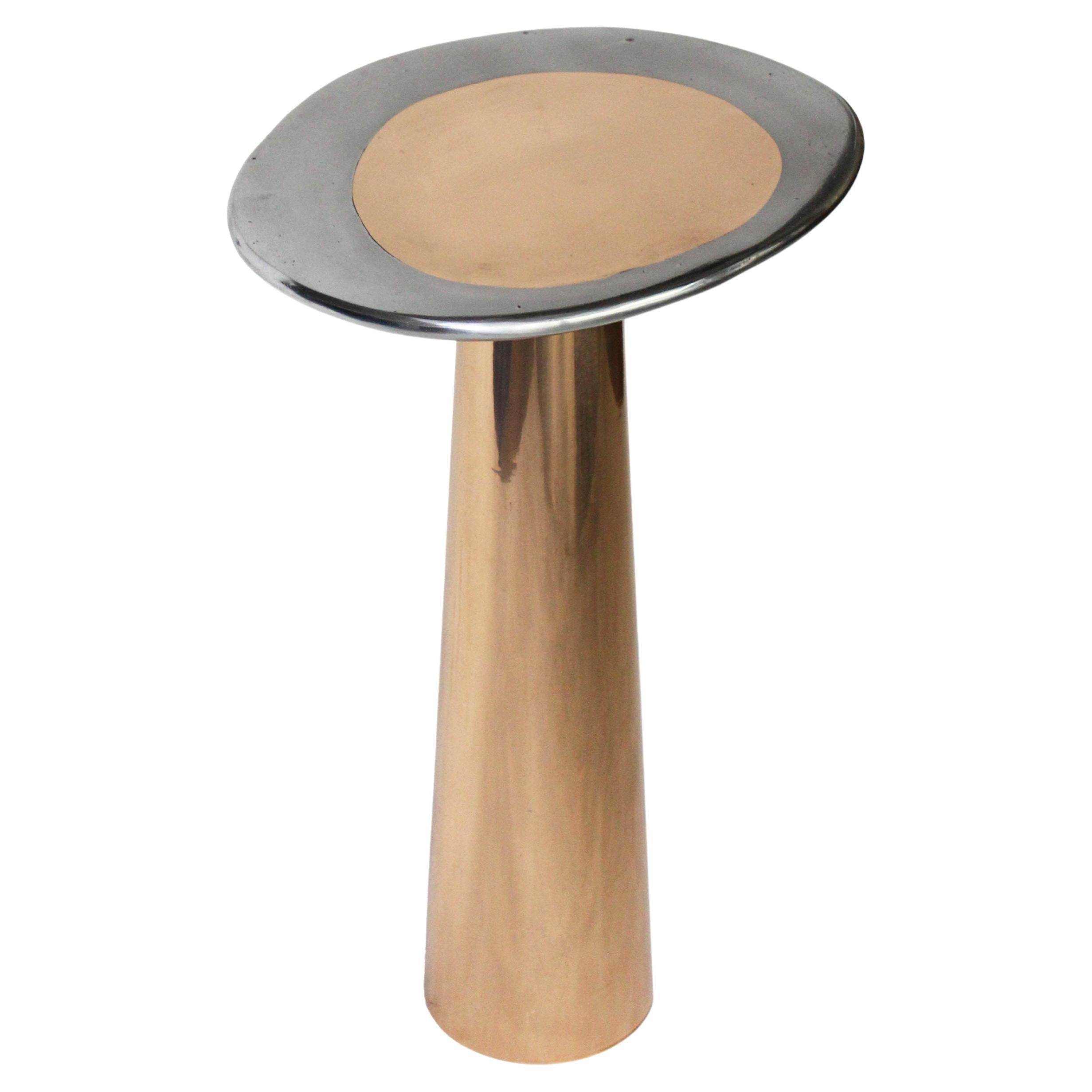 Table d'appoint cône en bronze moulé et aluminium de Studio Sunt