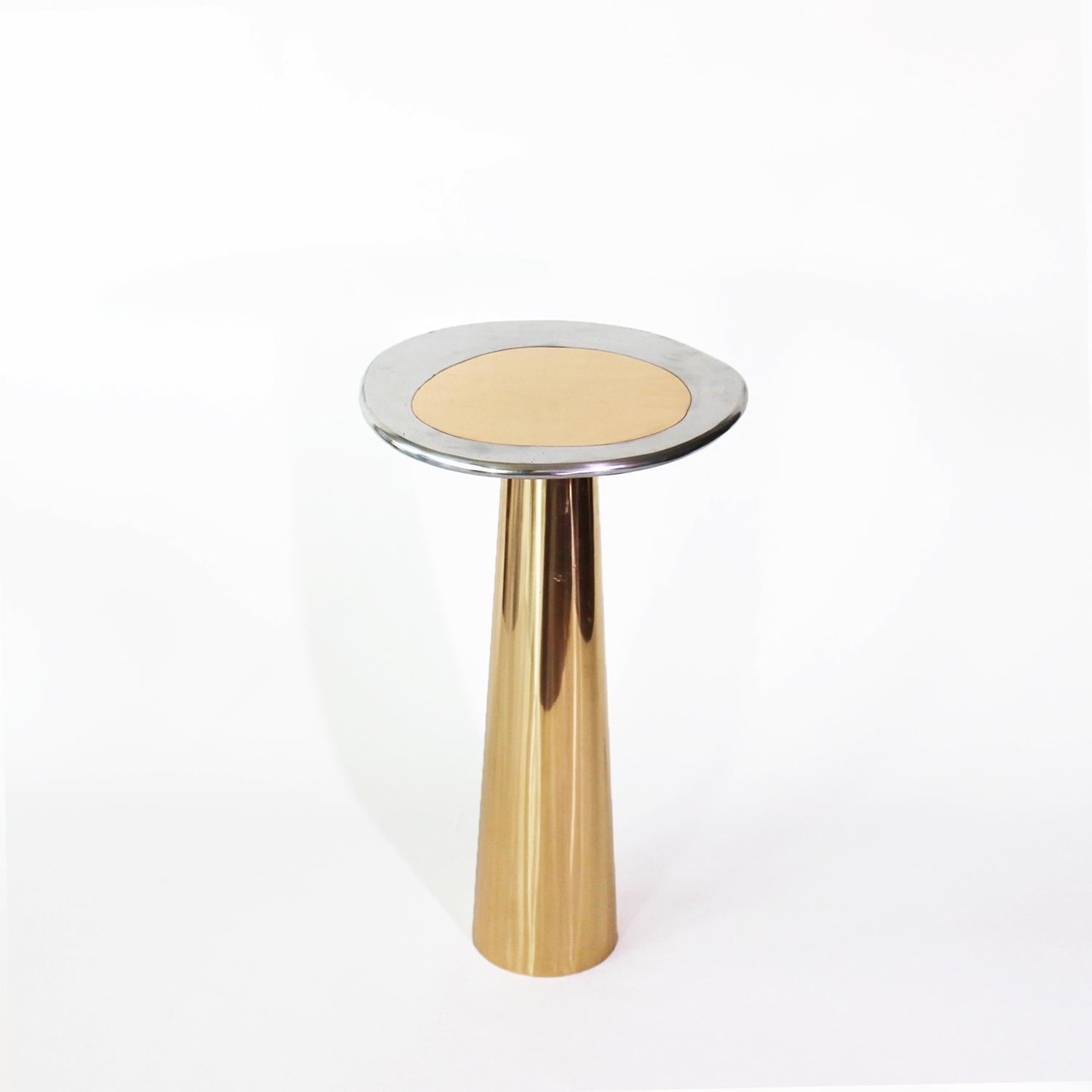 Moderne Table d'appoint cône en bronze moulé et aluminium de Studio Sunt en vente
