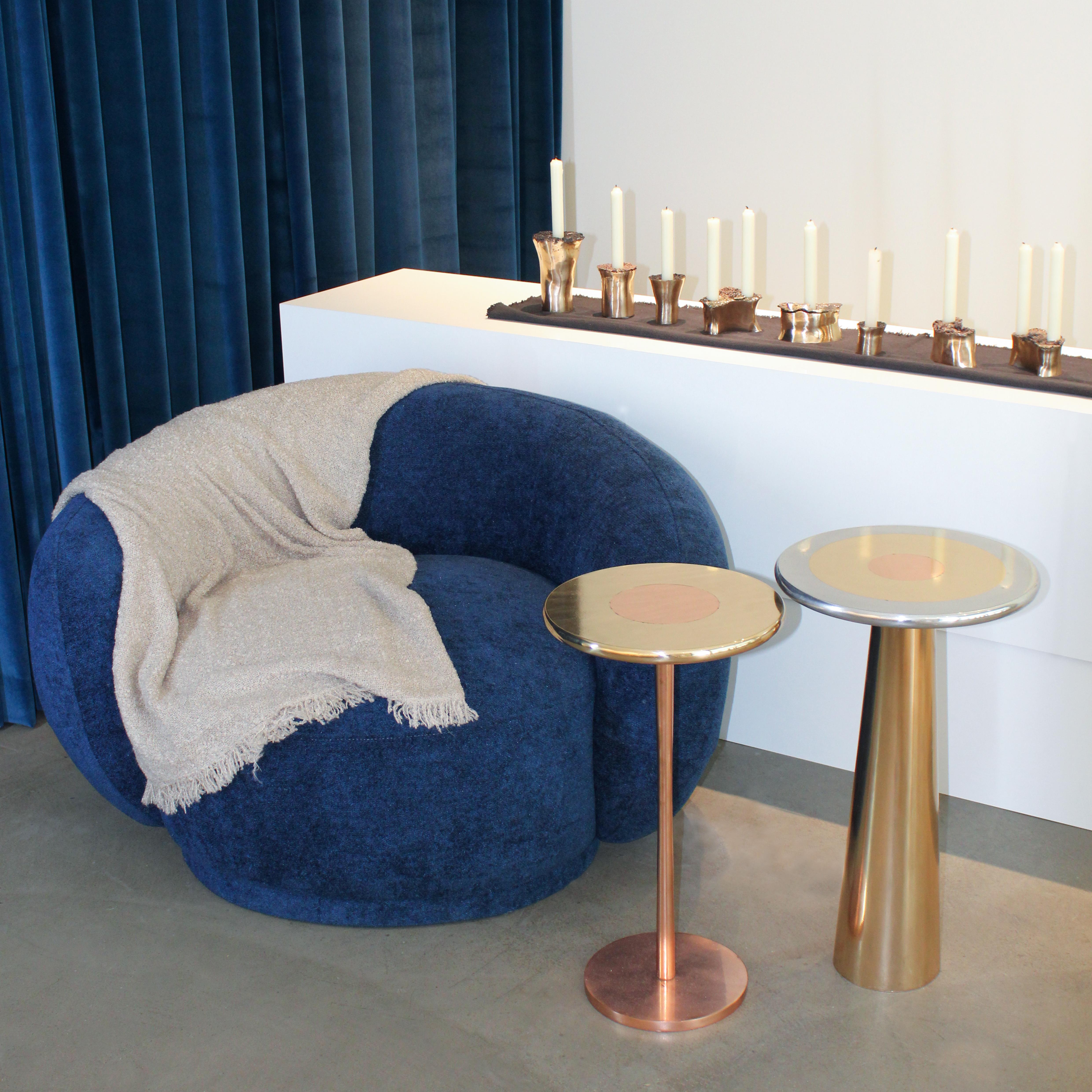 With this collection, besides bronze and aluminum, copper and brass also enter the production interest of Studio Sunt.
The pieces are produced with solid materials and put a new dimension to interior architecture with the interaction of metal