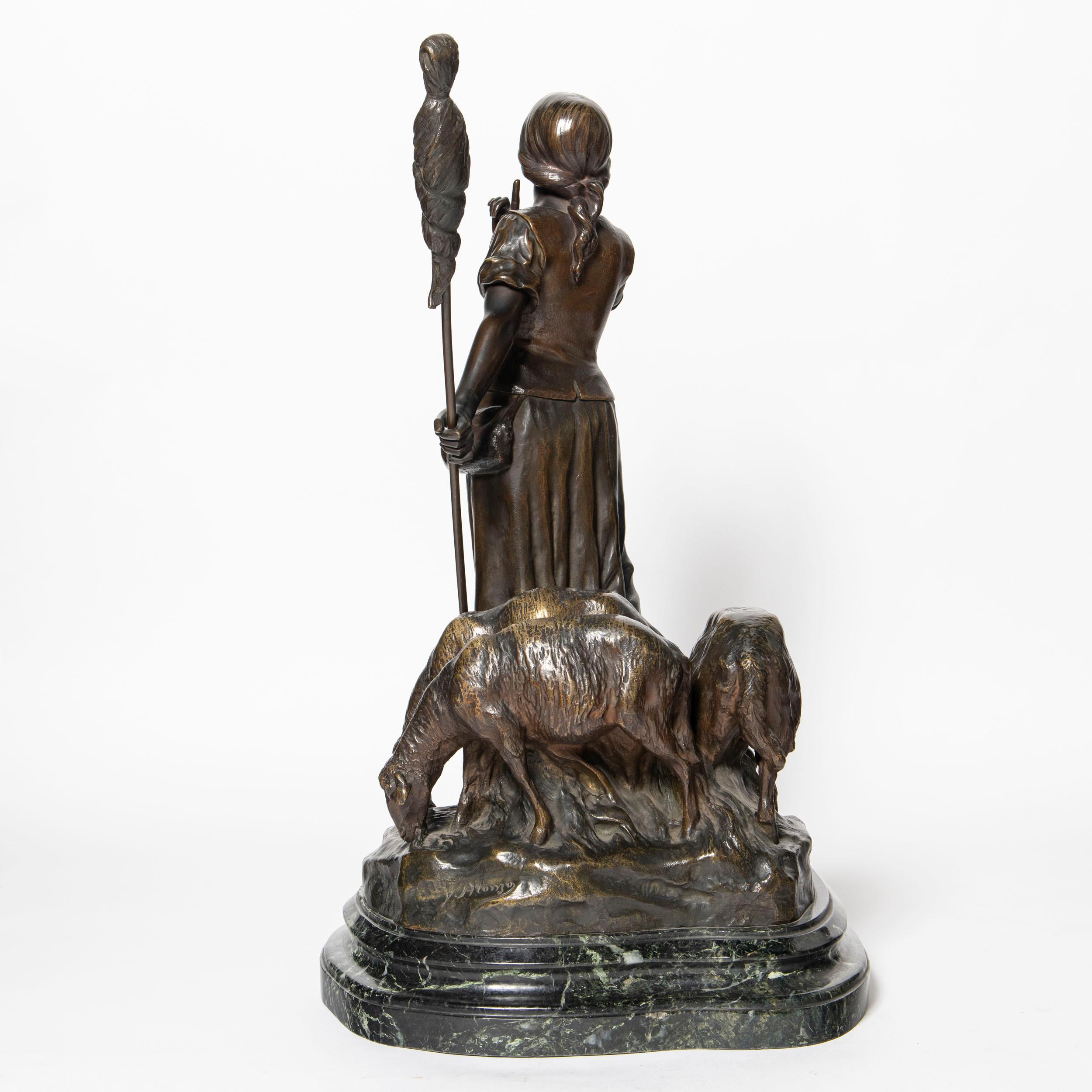 Art Nouveau Scultura in bronzo fuso e marmo di pastorella con pecora firmata D. A. Alonzo in vendita