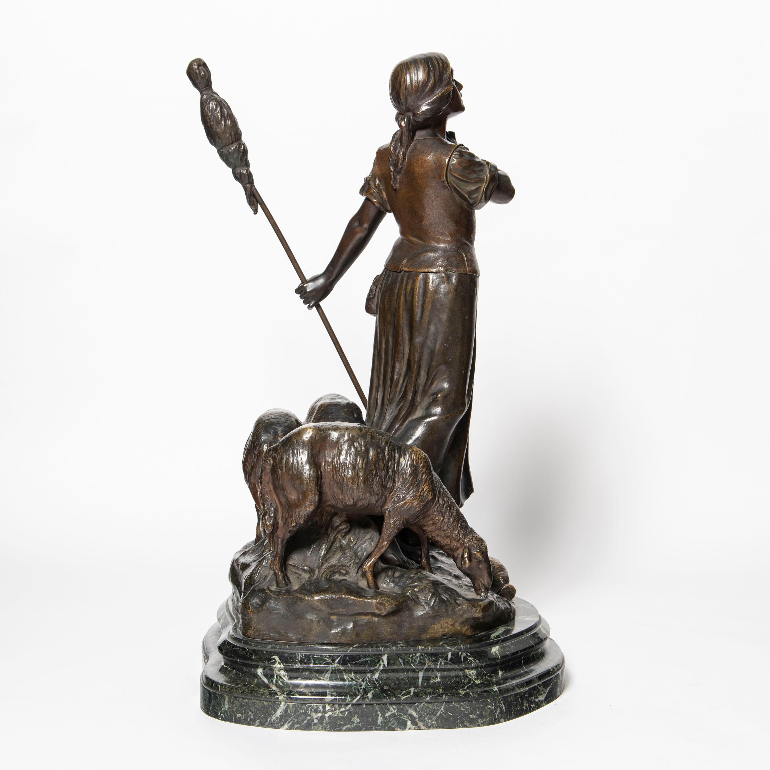Français  Bergère en bronze moulé et marbre avec sculpture de moutons signée D. Alonzo.  en vente