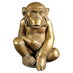 Escultura anónima de chimpancé de bronce fundido