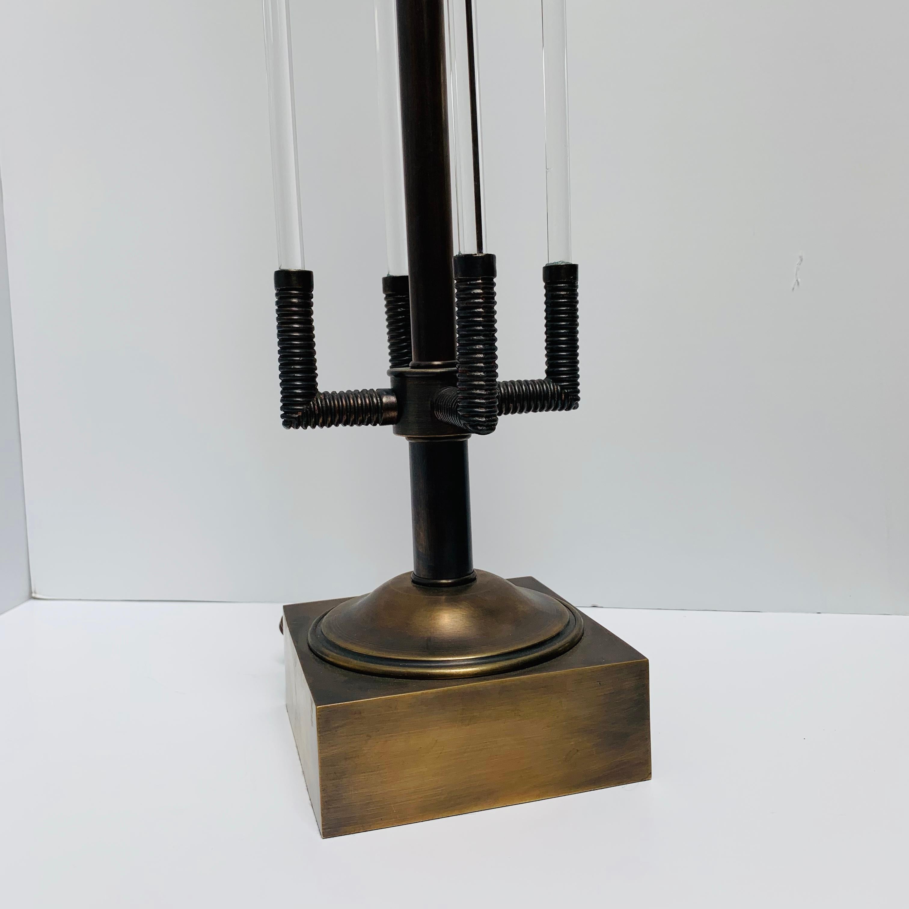 Bronze moulé,  Lampes Art déco avec tiges en verre massif Bon état - En vente à Los Angeles, CA