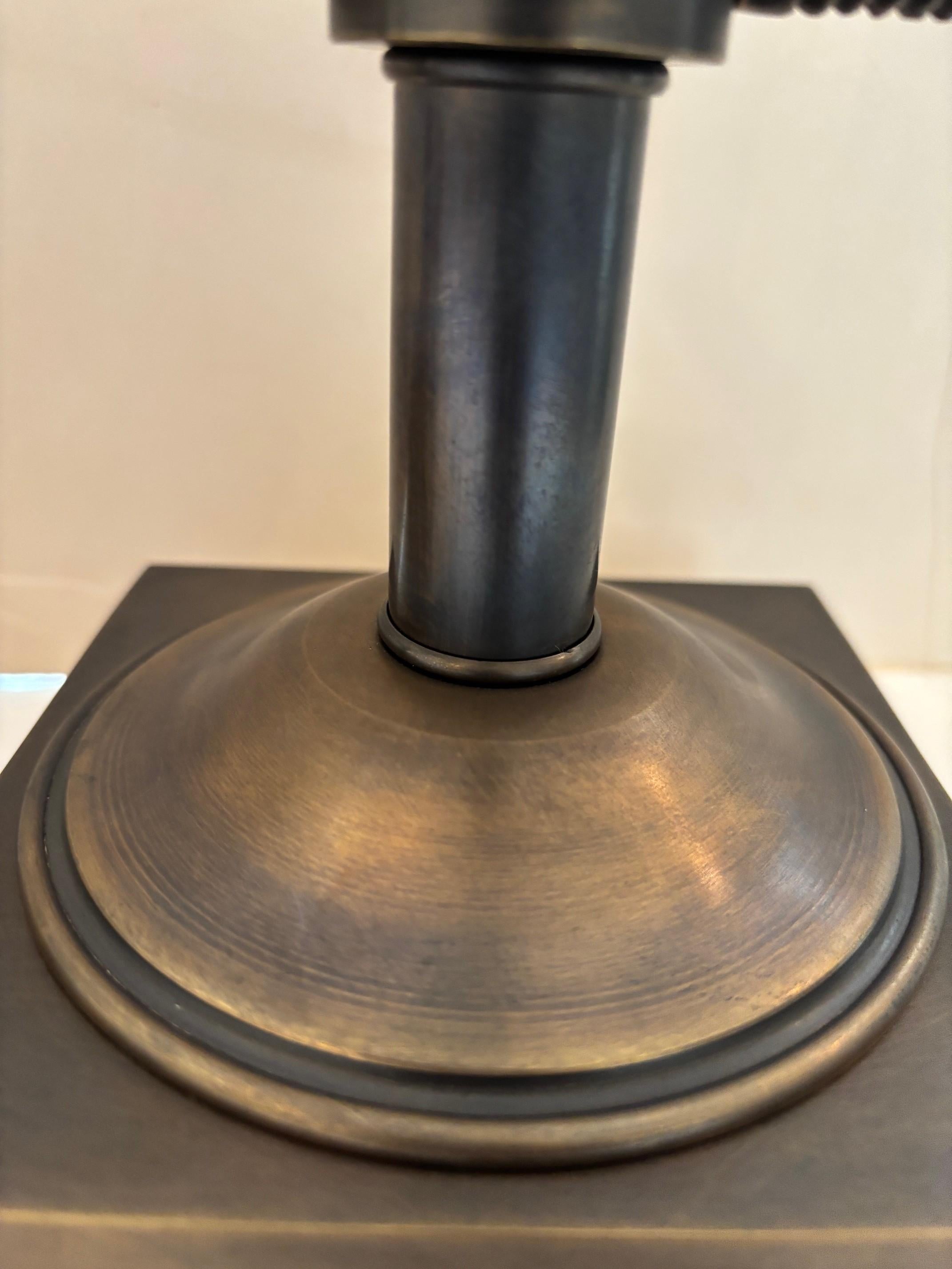 Bronze moulé,  Lampes Art déco avec tiges en verre massif en vente 3