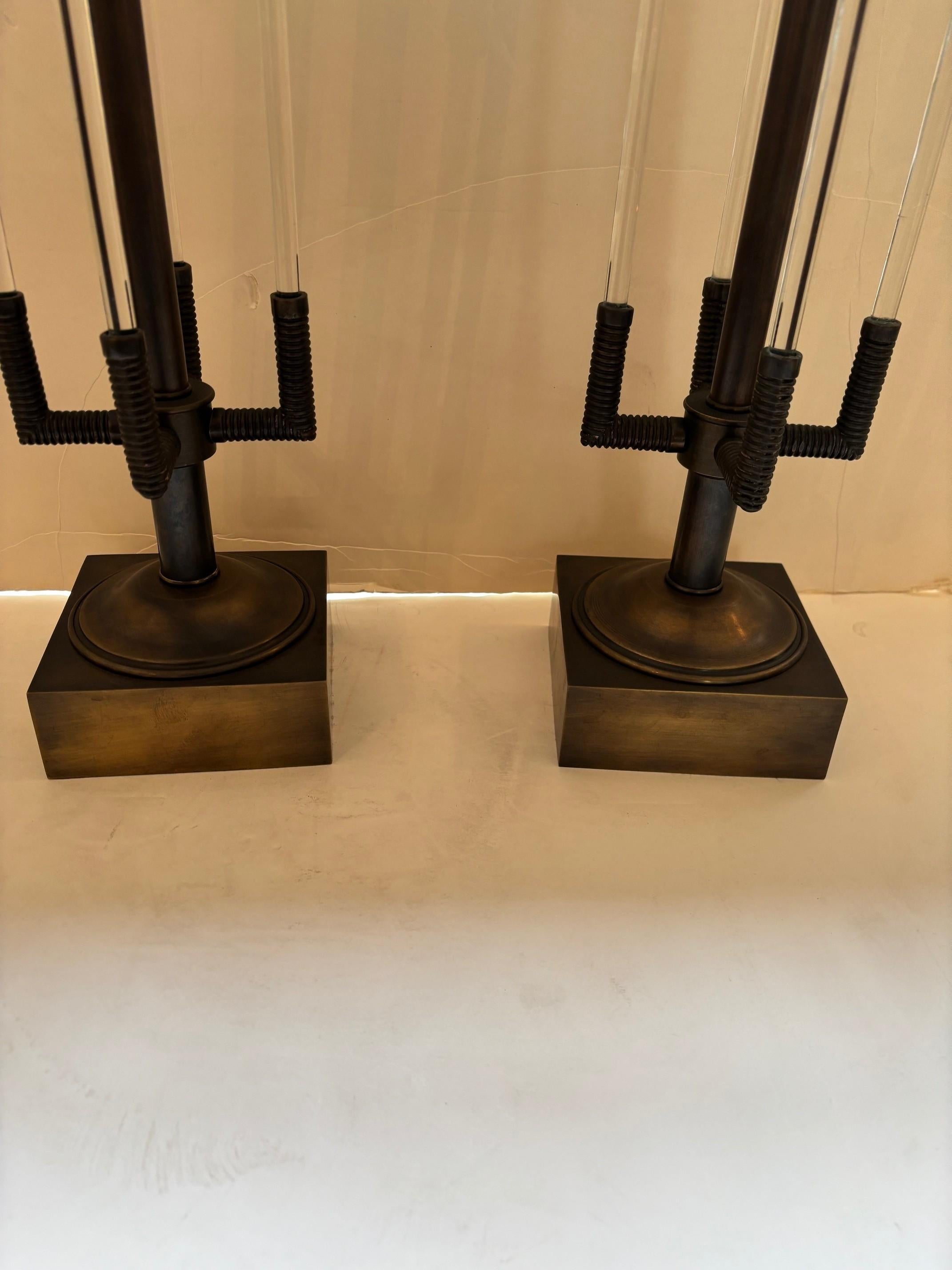 Bronze moulé,  Lampes Art déco avec tiges en verre massif en vente 4