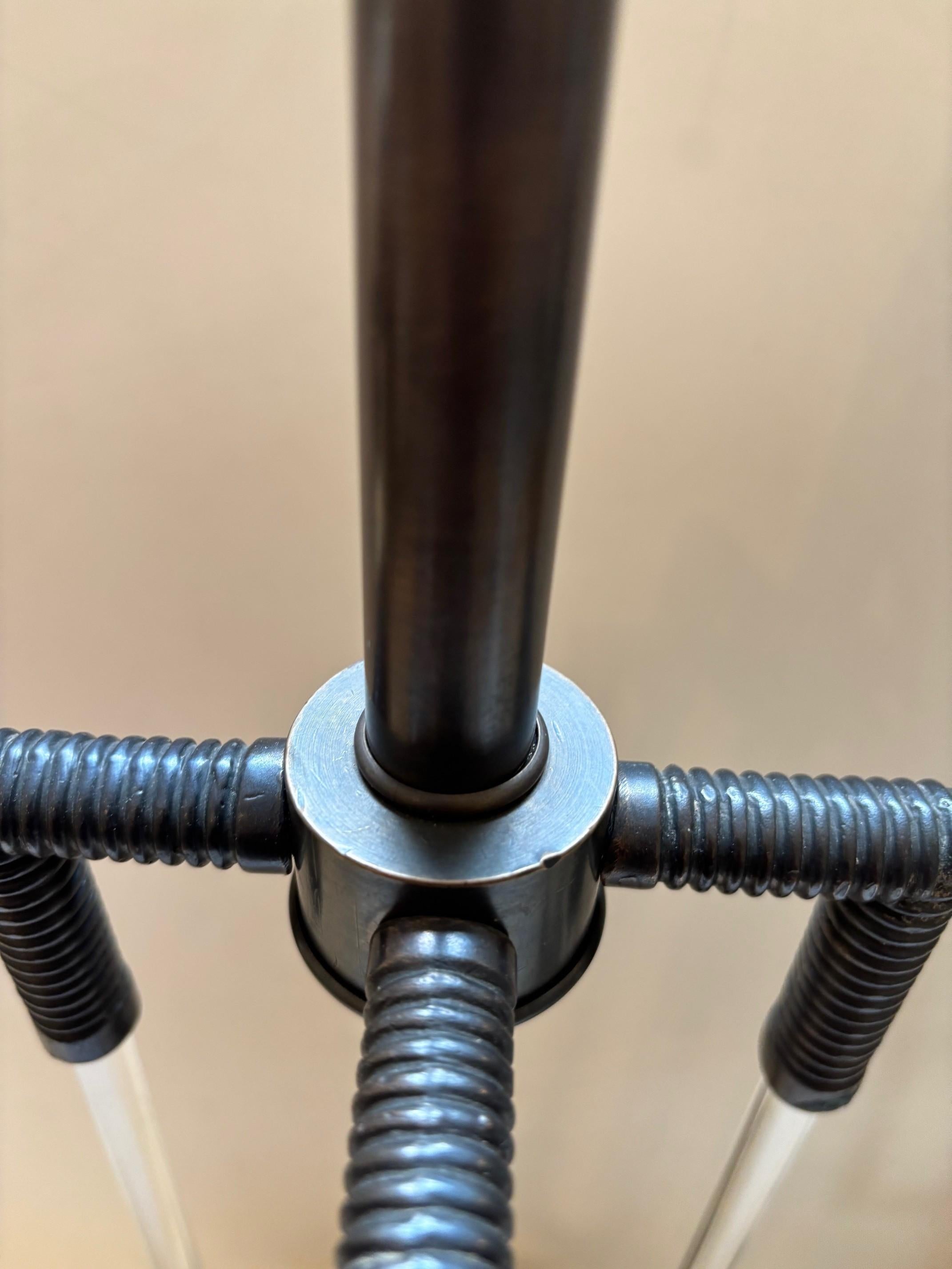 Bronze moulé,  Lampes Art déco avec tiges en verre massif en vente 5