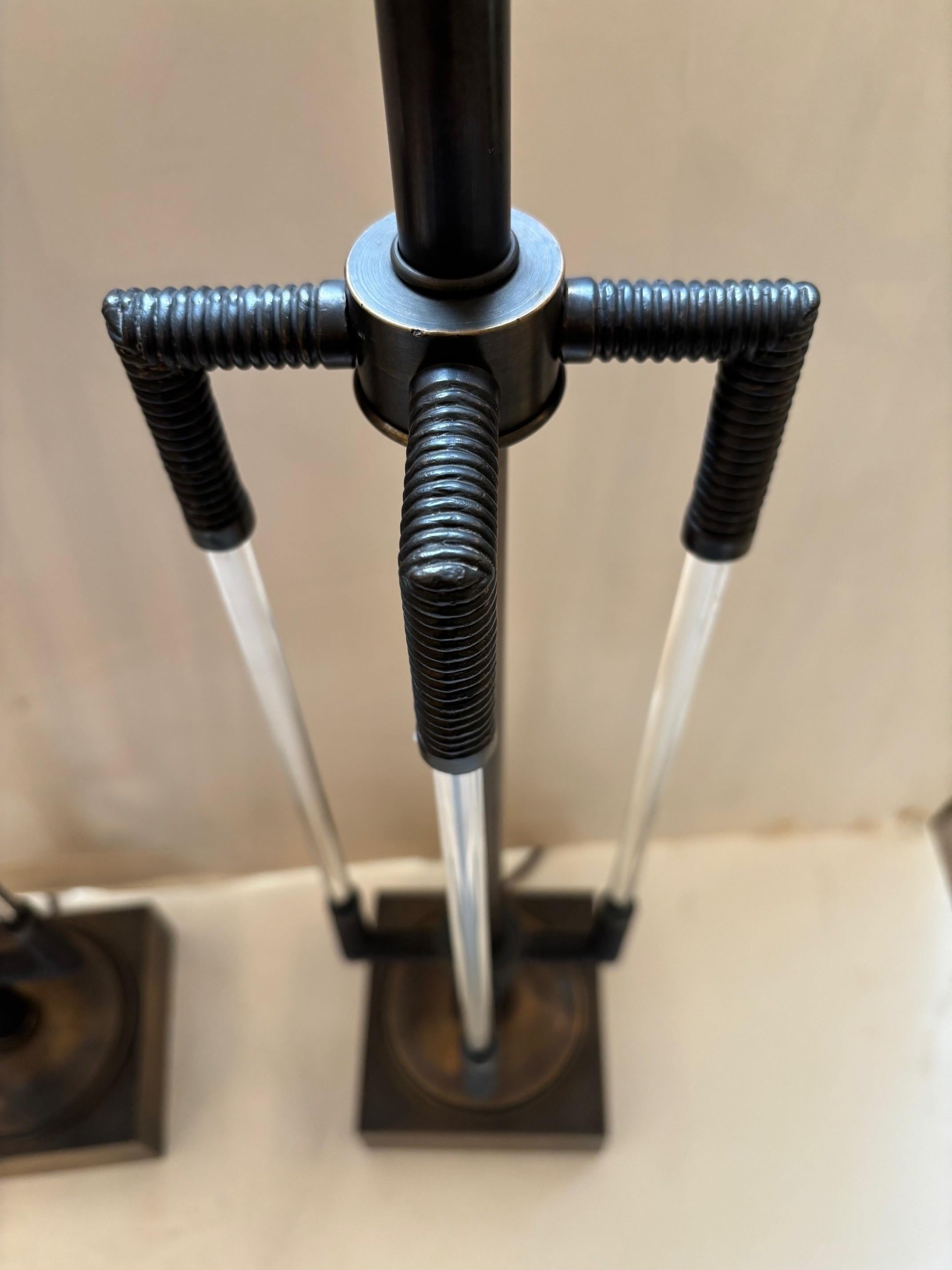 Bronze moulé,  Lampes Art déco avec tiges en verre massif en vente 6