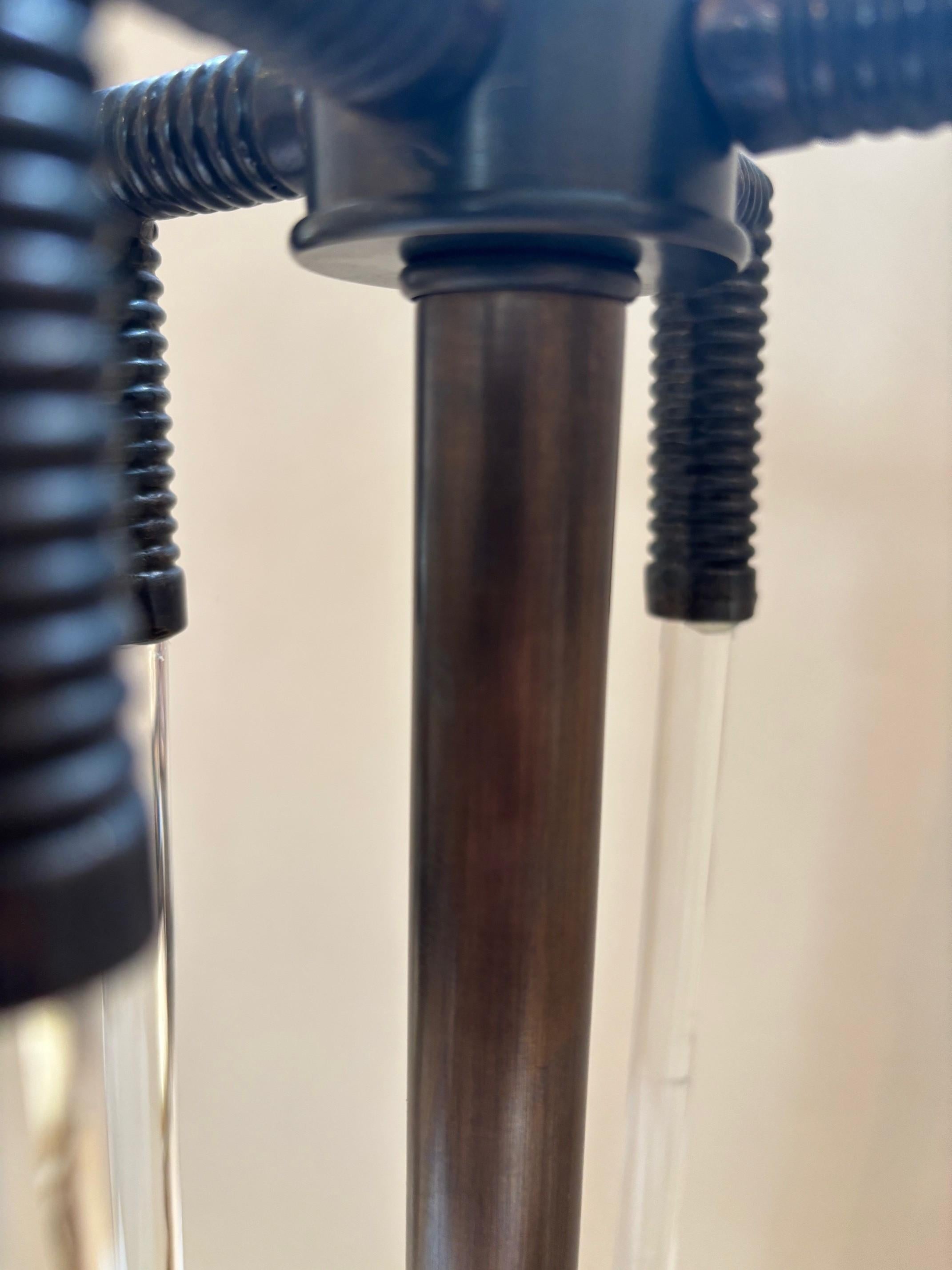 Bronze moulé,  Lampes Art déco avec tiges en verre massif en vente 8