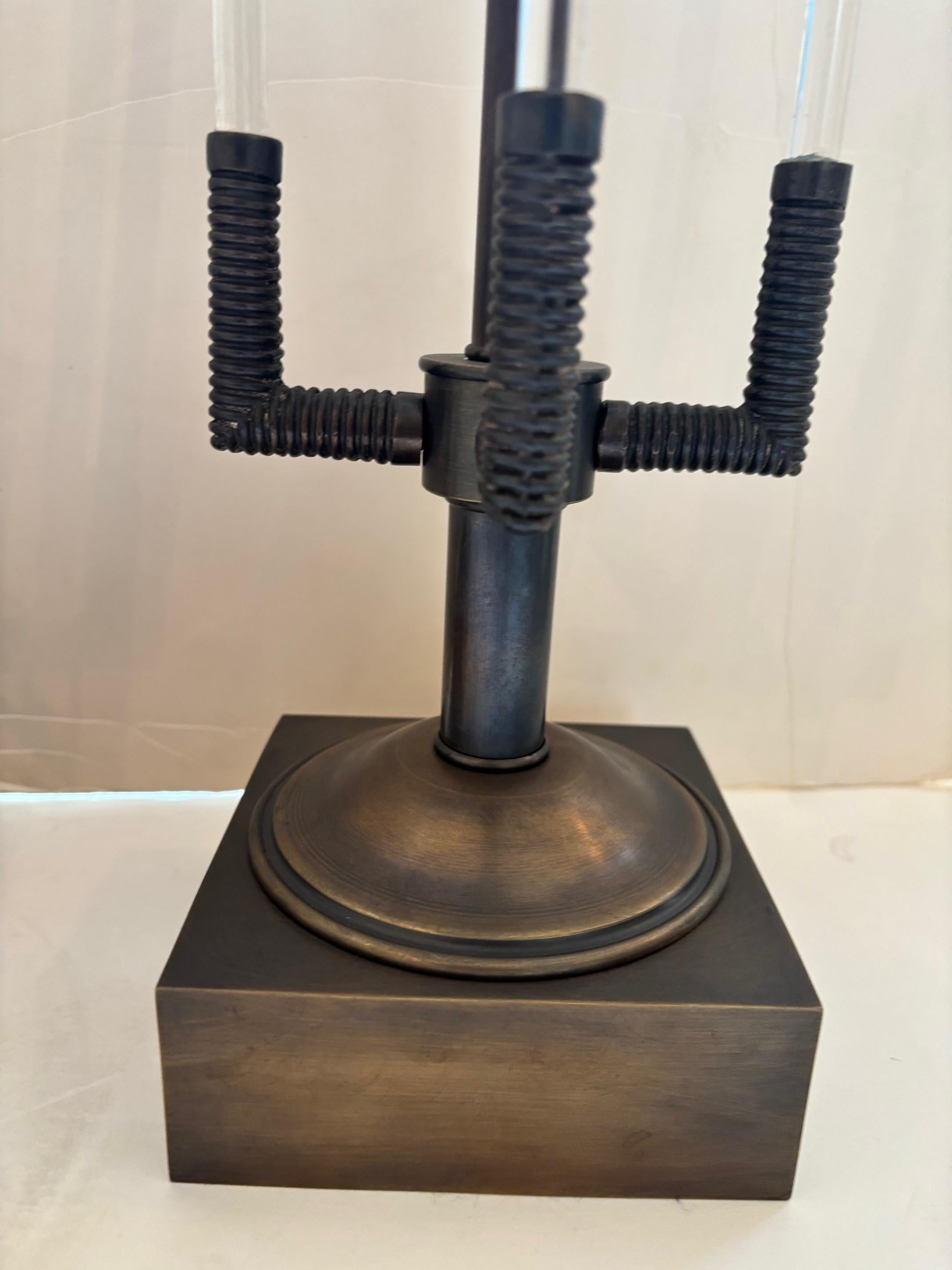 Bronze moulé,  Lampes Art déco avec tiges en verre massif en vente 2