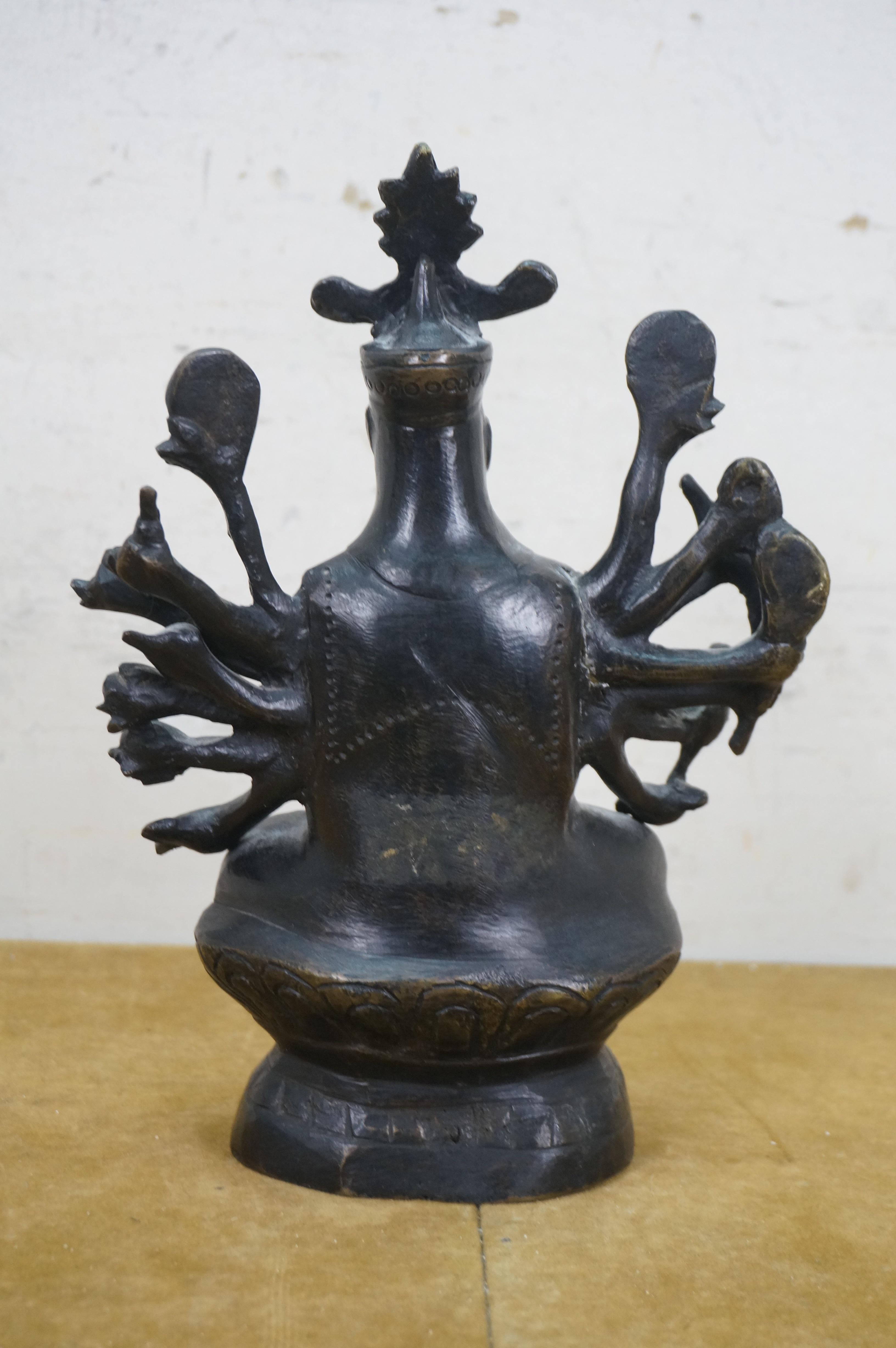 Statua in bronzo fuso del tempio buddista Bodhisattva Avalokiteshvara Mille braccia 9