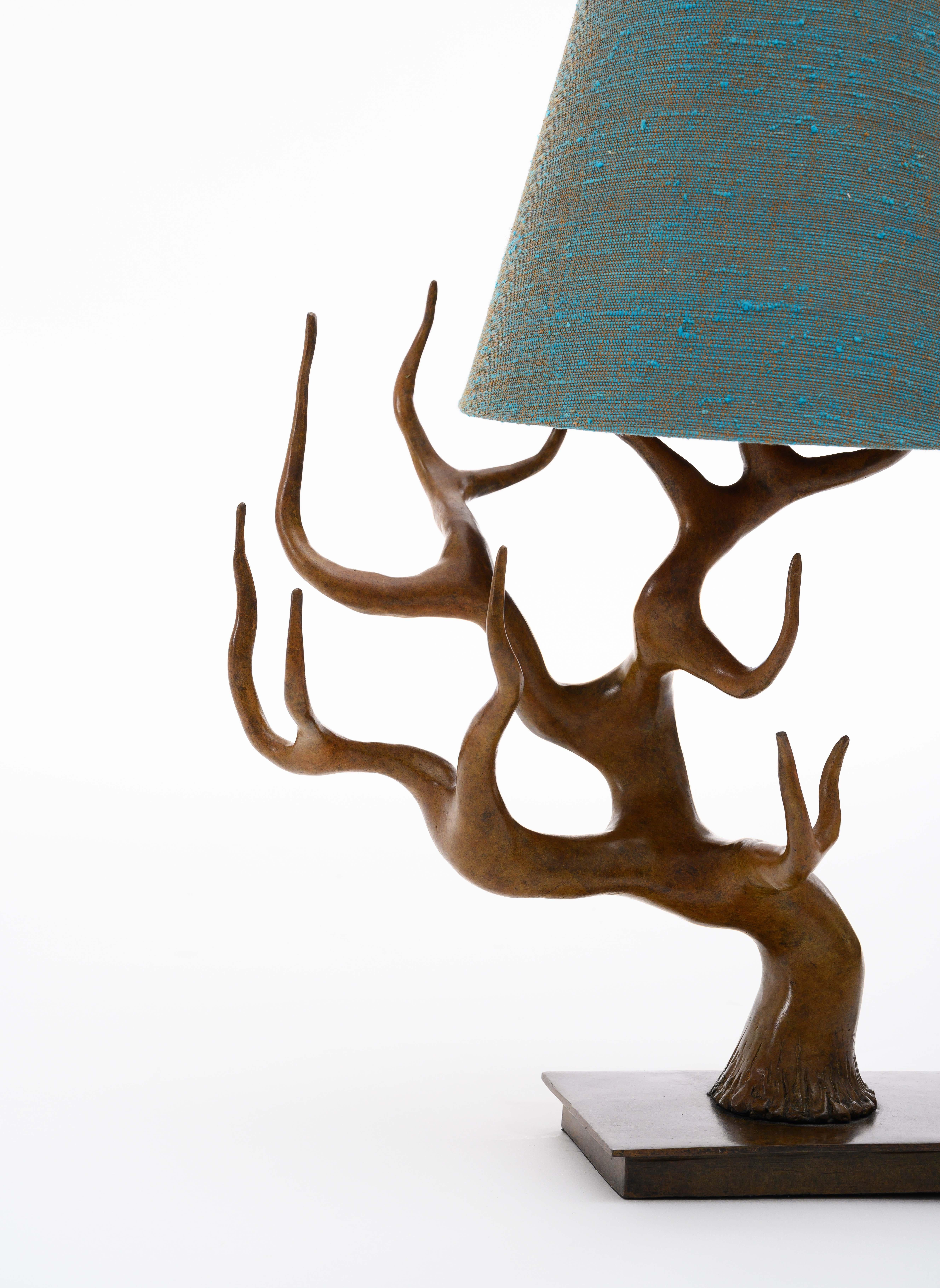 Moderne Lampe de bureau Cervus en bronze moulé avec abat-jour en lin bleu vert par Elan Atelier en vente