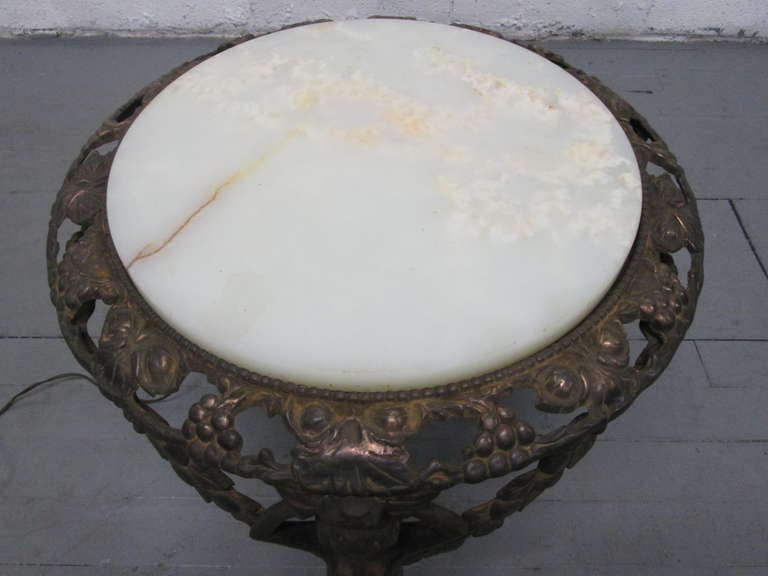 Table basse en bronze moulé avec plateau en albâtre enluminant Bon état - En vente à New York, NY