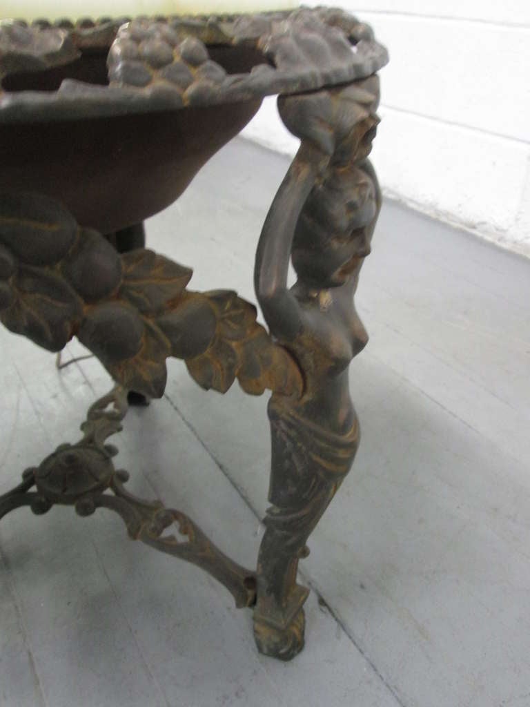 20ième siècle Table basse en bronze moulé avec plateau en albâtre enluminant en vente