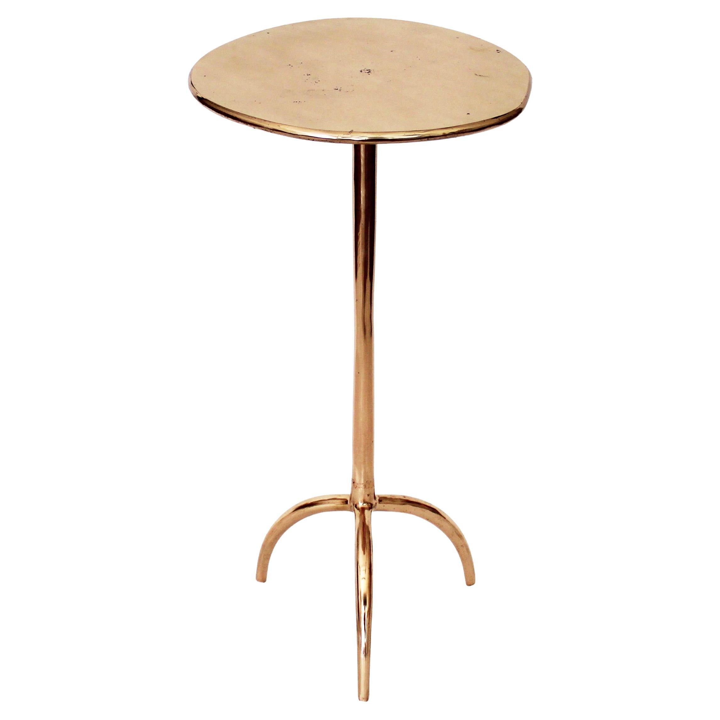 Mesa auxiliar Colla I de bronce fundido de Studio Sunt