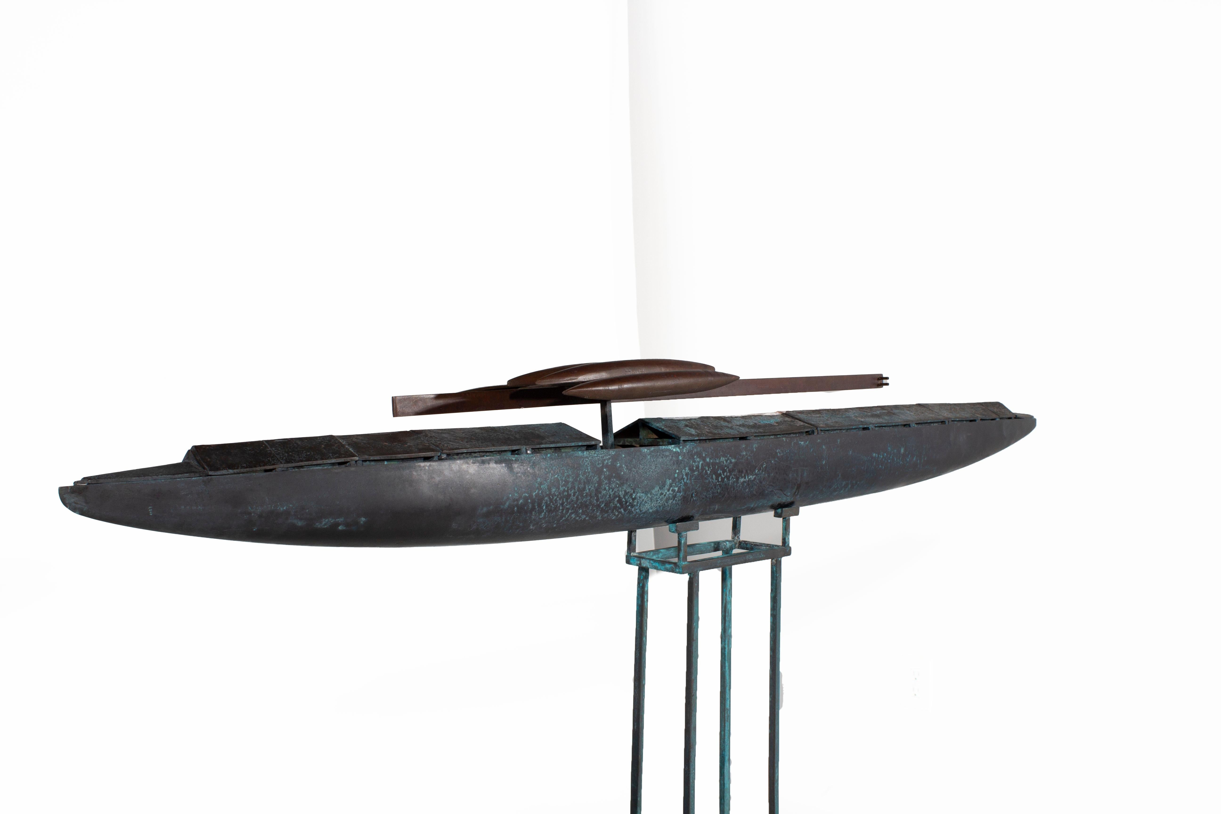 Sculpture de bateau fantastique en bronze coulé avec torpilles en fer et support en fer.

Ils sont sortis d'un studio d'artiste anonyme en cours de démontage sur la péninsule du Nord-Ouest. Ils sont tous en bronze coulé, à l'exception des moules en