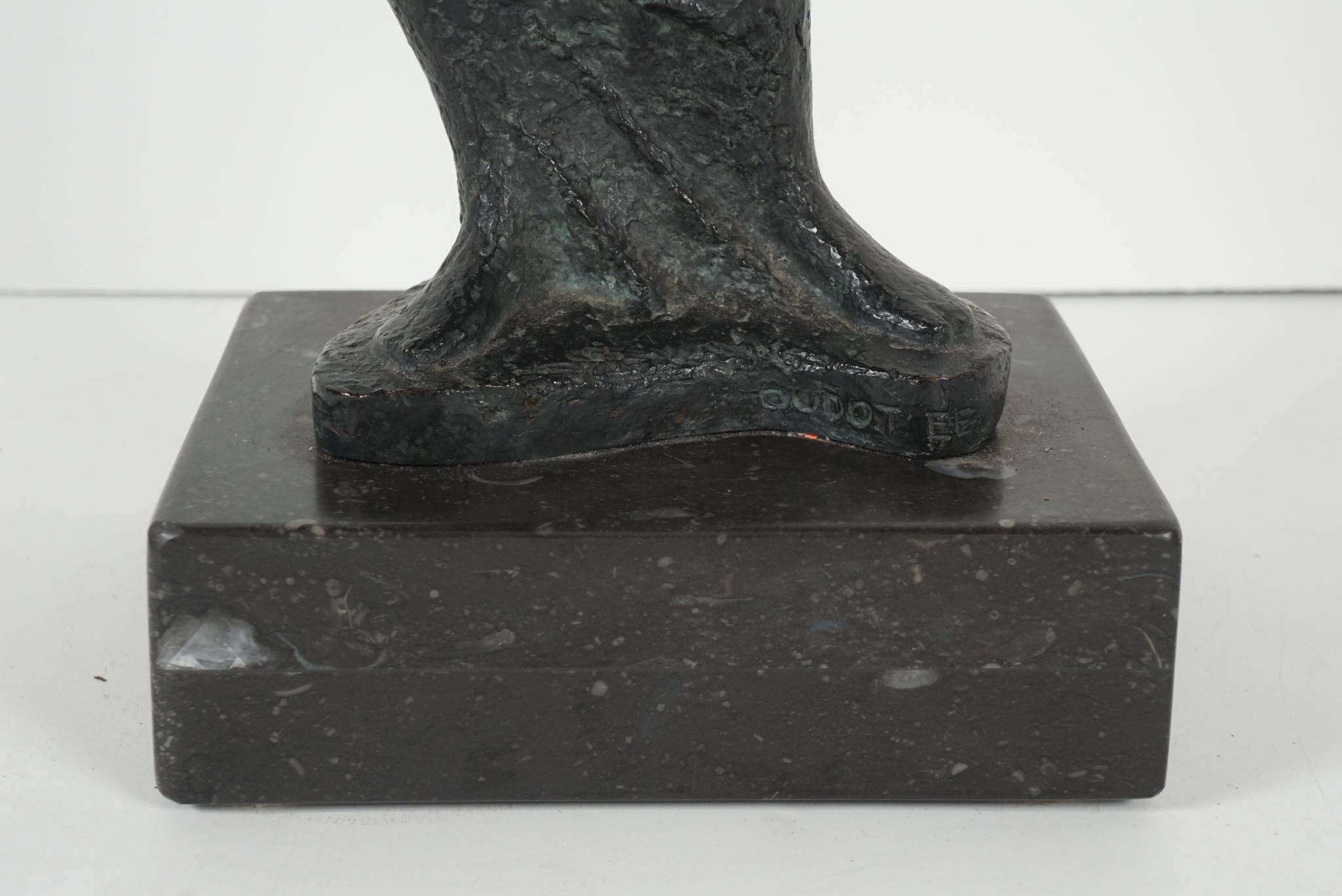 Moderne Figure en bronze coulé de Georges Oudot « Femme Debout Au Drape » (Femme Debout Au Drape) en vente