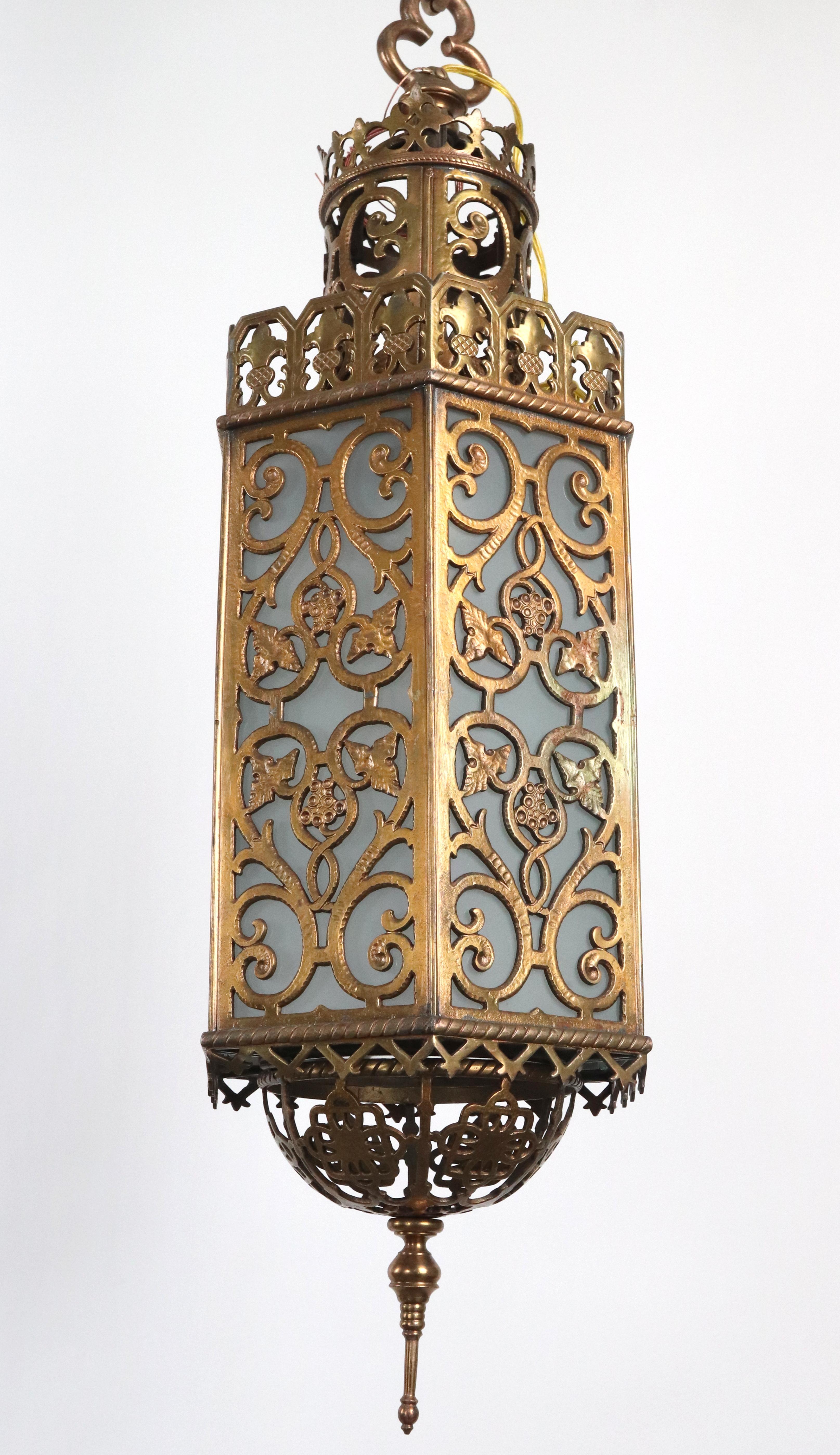 Lampada a sospensione in bronzo fuso con vetro smerigliato In condizioni buone in vendita a New York, NY