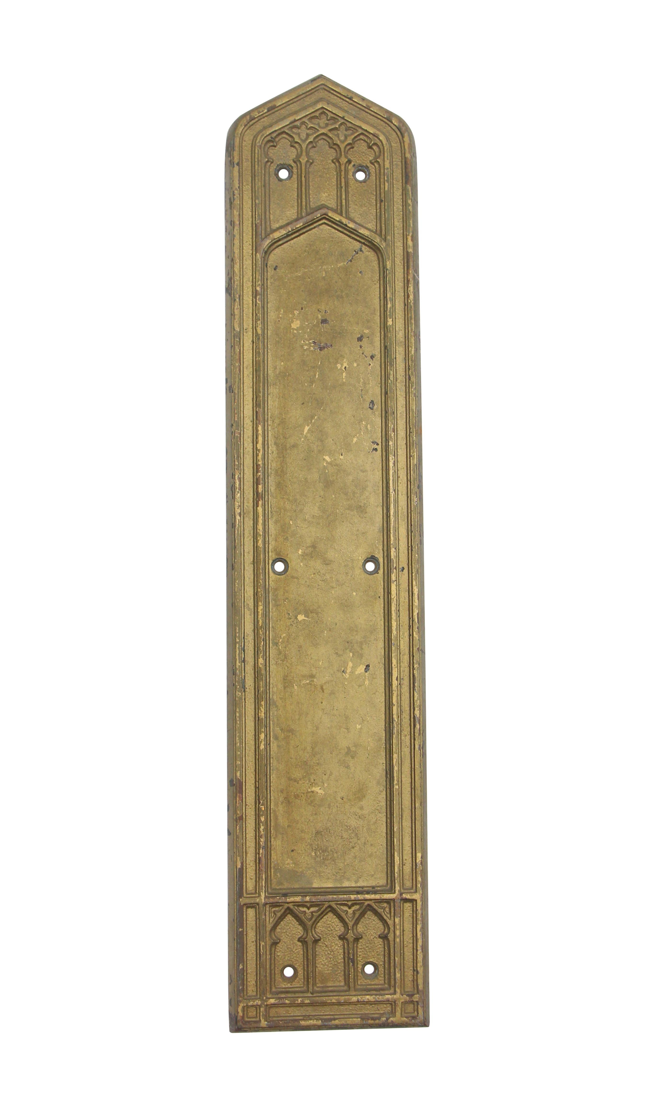 Plaque de poussée en bronze massif du début du XXe siècle, conçue dans un style grand gothique. Livré avec la peinture dorée d'origine. Fabriqué par Corbin, l'un des premiers fabricants de quincaillerie aux États-Unis.