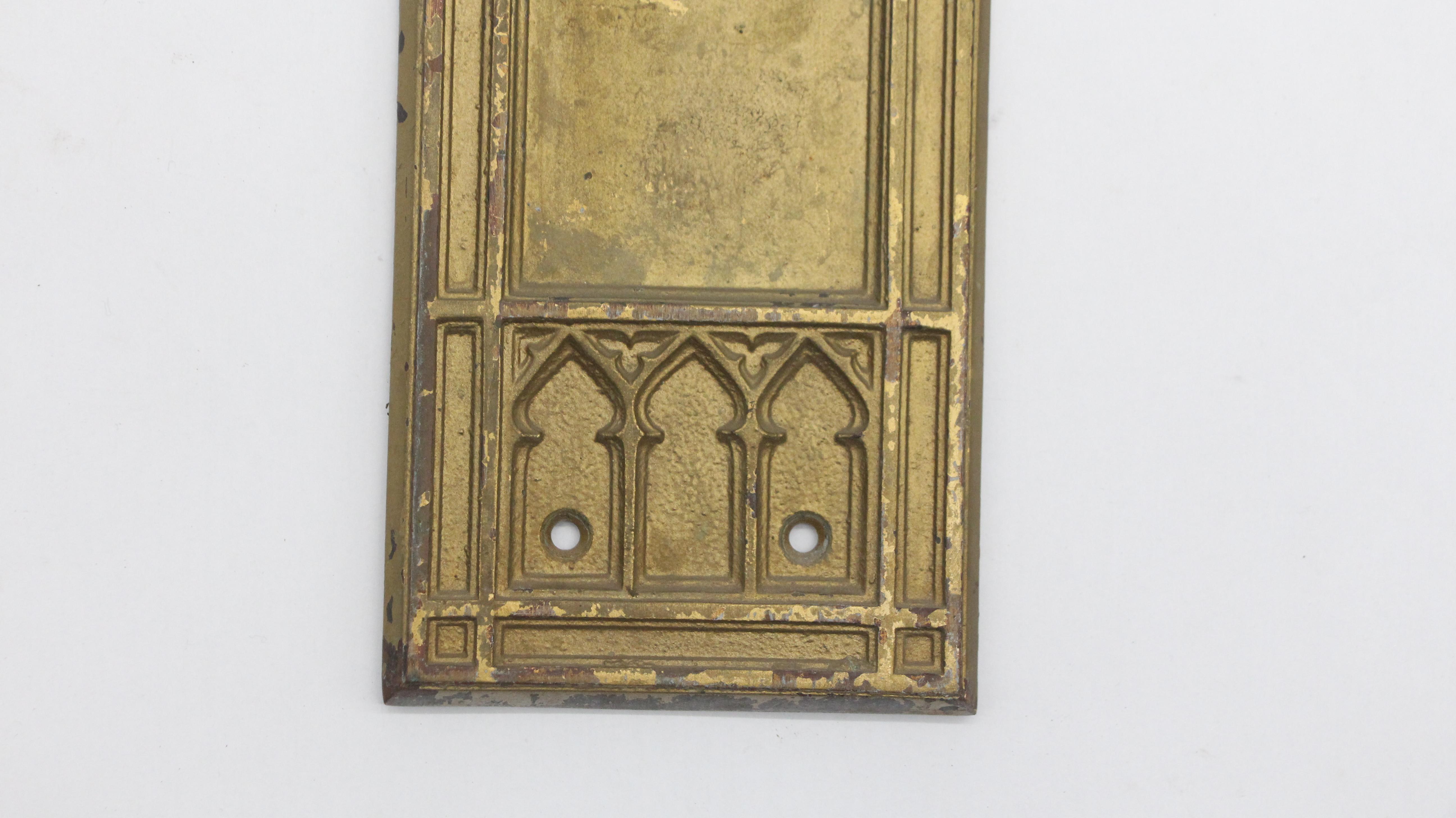 20ième siècle Assiette poussoir de porte gothique en bronze moulé avec peinture dorée fabriquée par Corbin