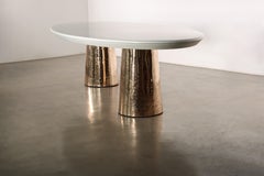Mesa de comedor ovalada con dos pedestales de bronce fundido y lacado con tablero de cuarzo, Benino