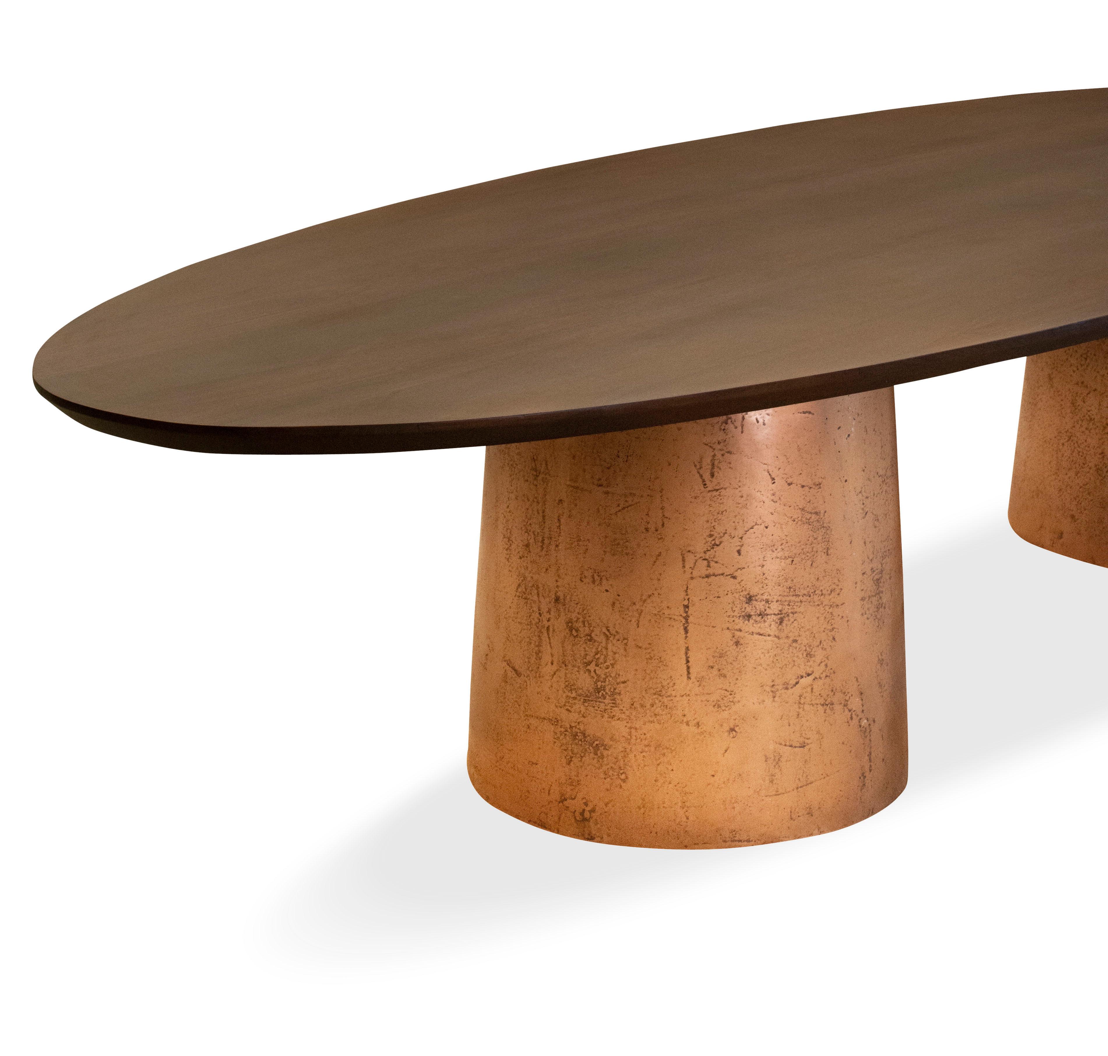 Moderne Table de salle à manger ovale à deux pieds en bronze moulé et laqué avec plateau en quartz, Benone en vente